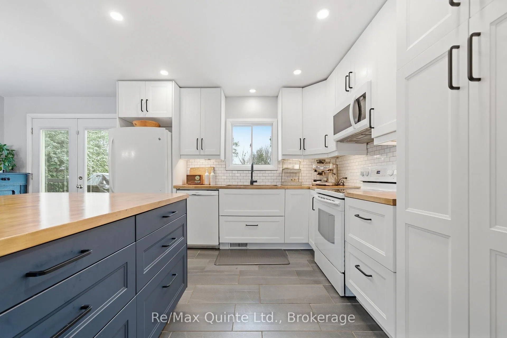 Photo 10 of 26 Applewood Drive, Belleville, Belleville Ward — HOMEH