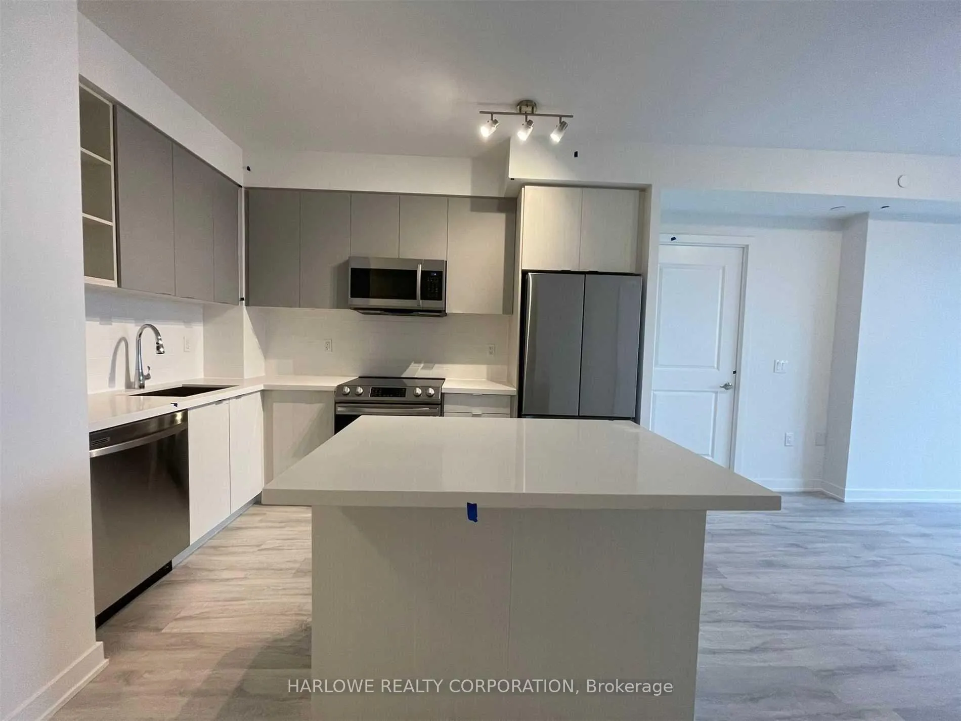 Front of Unit 1905, 4655 Metcalfe Avenue