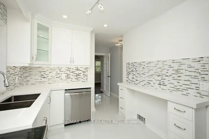 Photo 9 of Unit Upper Level, 420 Annette Street, Toronto, Junction Area — HOMEH