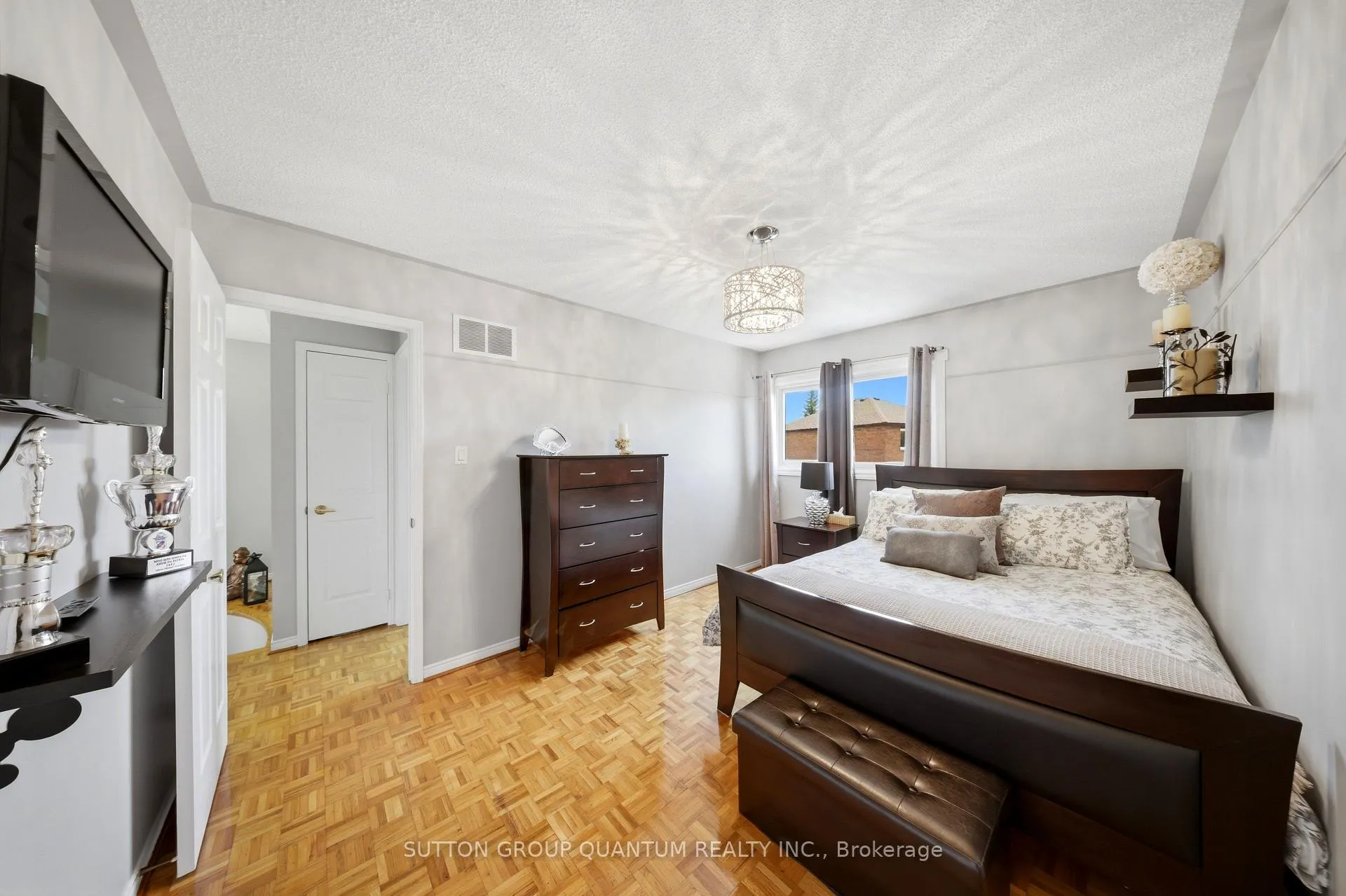 Photo 21 of 276 Lech Walesa Drive, Mississauga, Fairview — HOMEH
