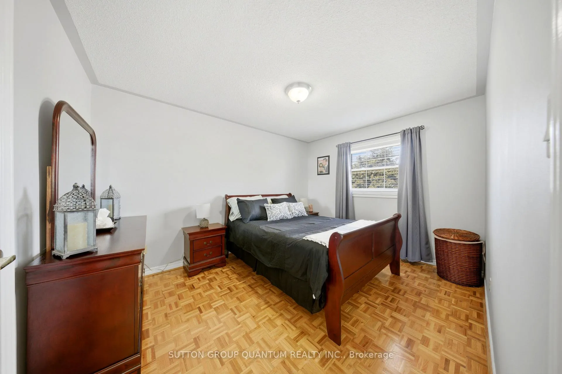 Photo 23 of 276 Lech Walesa Drive, Mississauga, Fairview — HOMEH