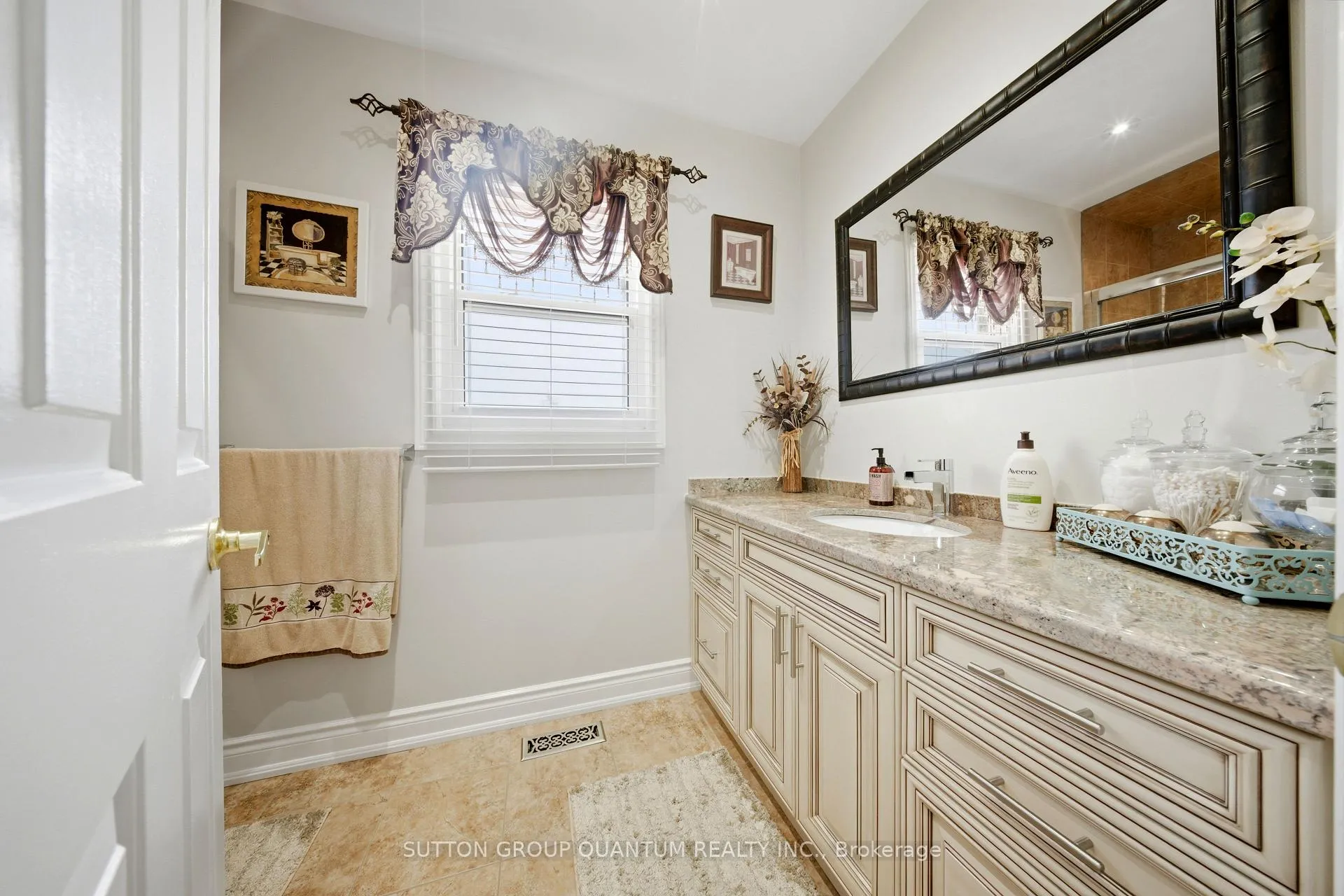 Photo 24 of 276 Lech Walesa Drive, Mississauga, Fairview — HOMEH