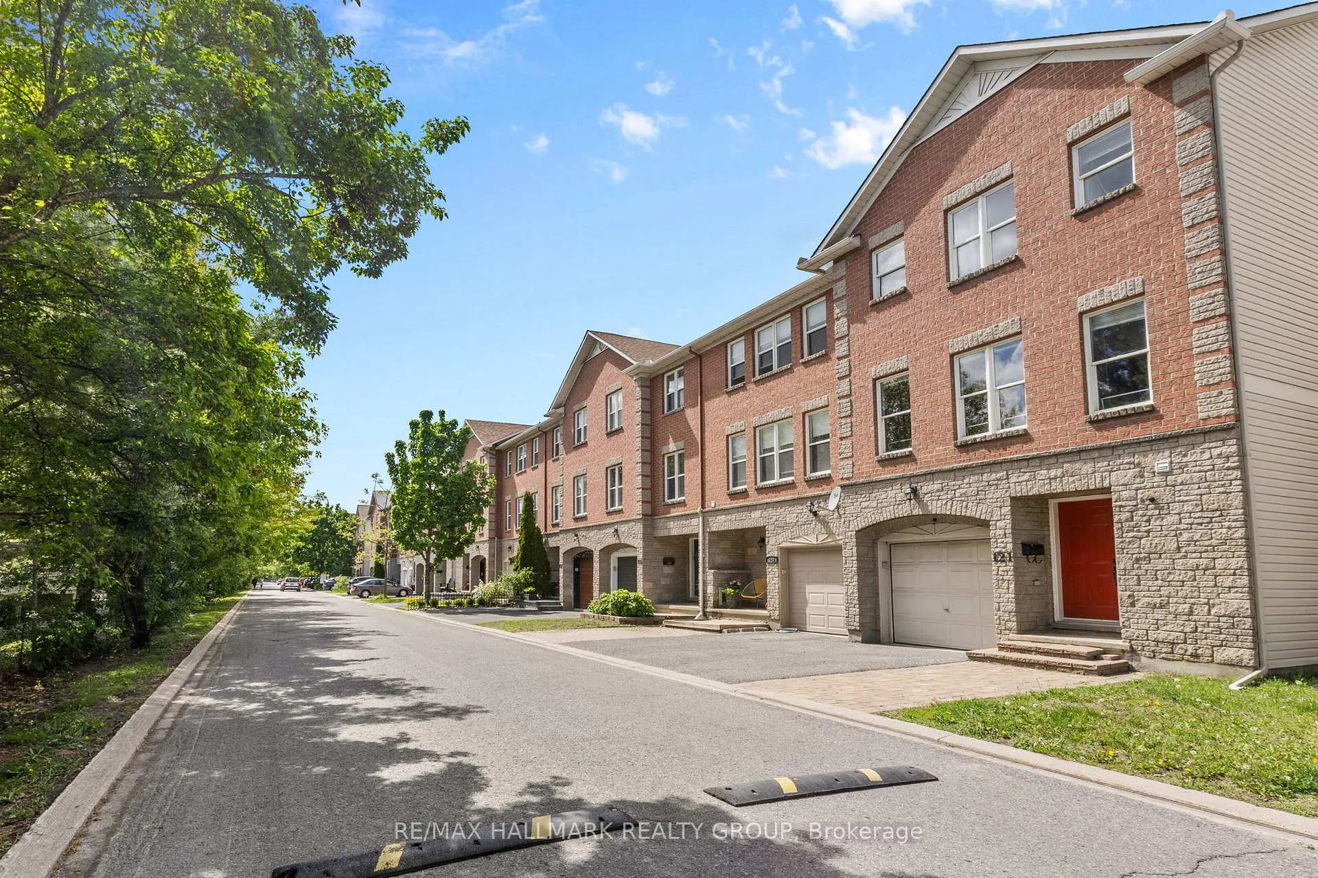 Photo 2 of 125 Arcola Private, Ottawa, Overbrook/Castle Heights — HOMEH