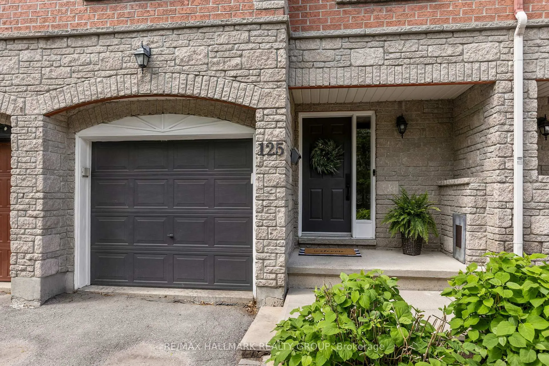 Photo 3 of 125 Arcola Private, Ottawa, Overbrook/Castle Heights — HOMEH