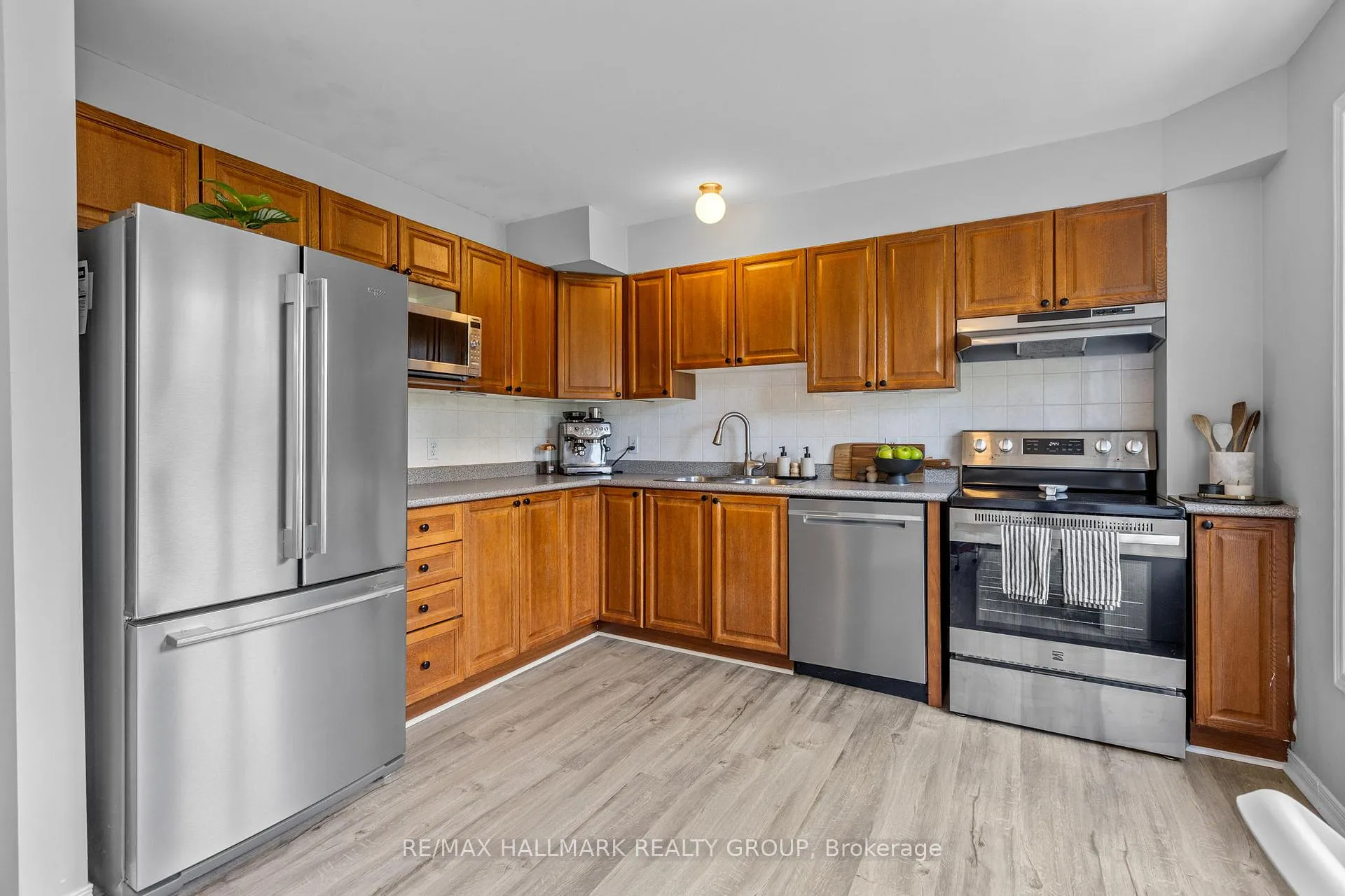 Photo 13 of 125 Arcola Private, Ottawa, Overbrook/Castle Heights — HOMEH