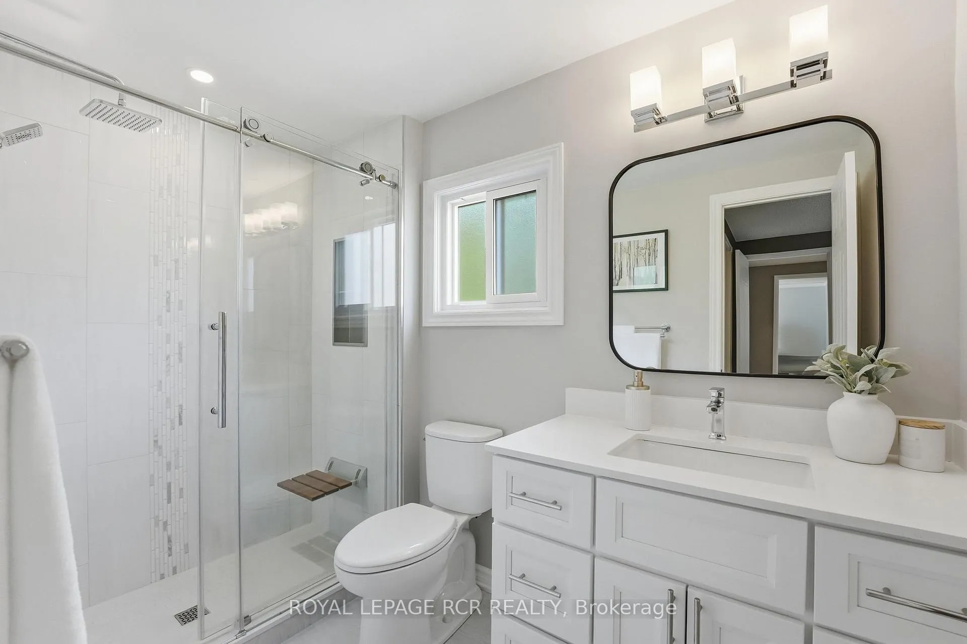 Photo 24 of 40 Moffat Crescent, Aurora, Aurora Heights — HOMEH