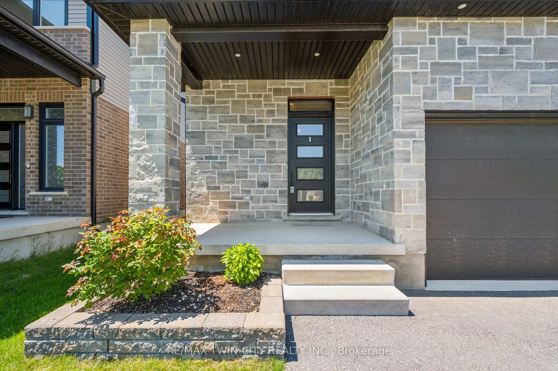 Photo 3 of 207 Timber Trail Road, Wellesley — HOMEH