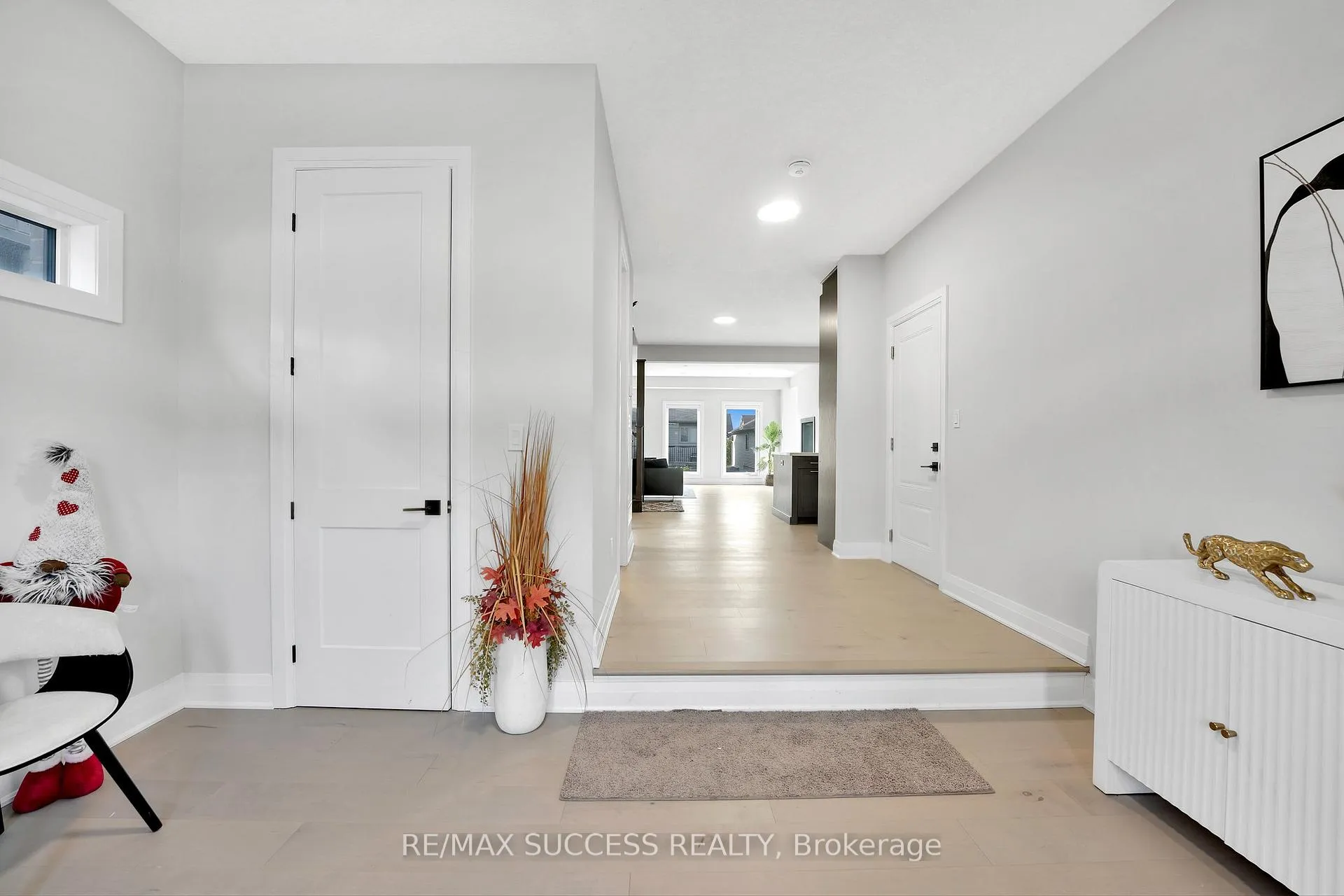 Photo 3 of 554 Bridgemill Crescent E, Kitchener, Grand River South — HOMEH