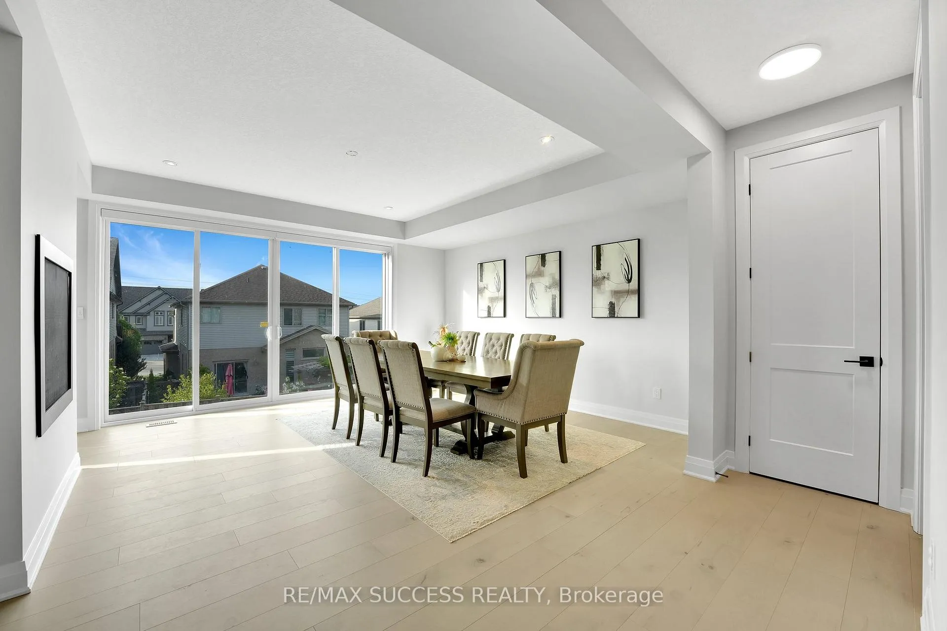 Photo 12 of 554 Bridgemill Crescent E, Kitchener, Grand River South — HOMEH