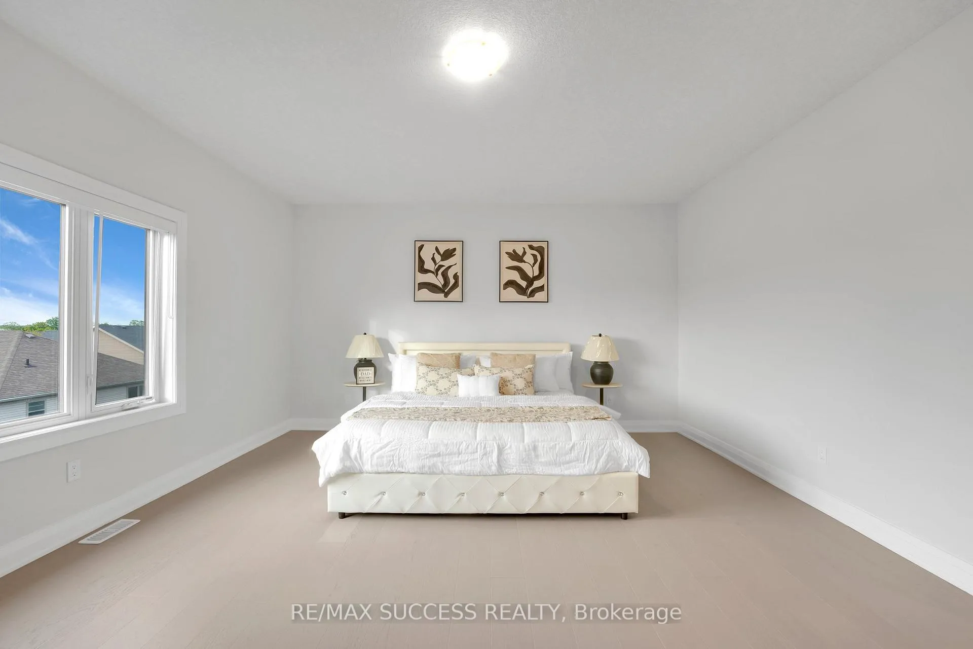 Photo 20 of 554 Bridgemill Crescent E, Kitchener, Grand River South — HOMEH