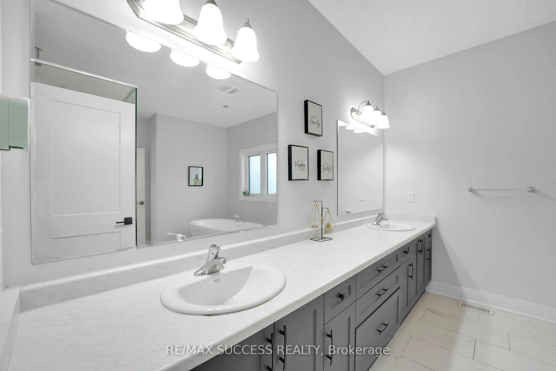 Photo 22 of 554 Bridgemill Crescent E, Kitchener, Grand River South — HOMEH