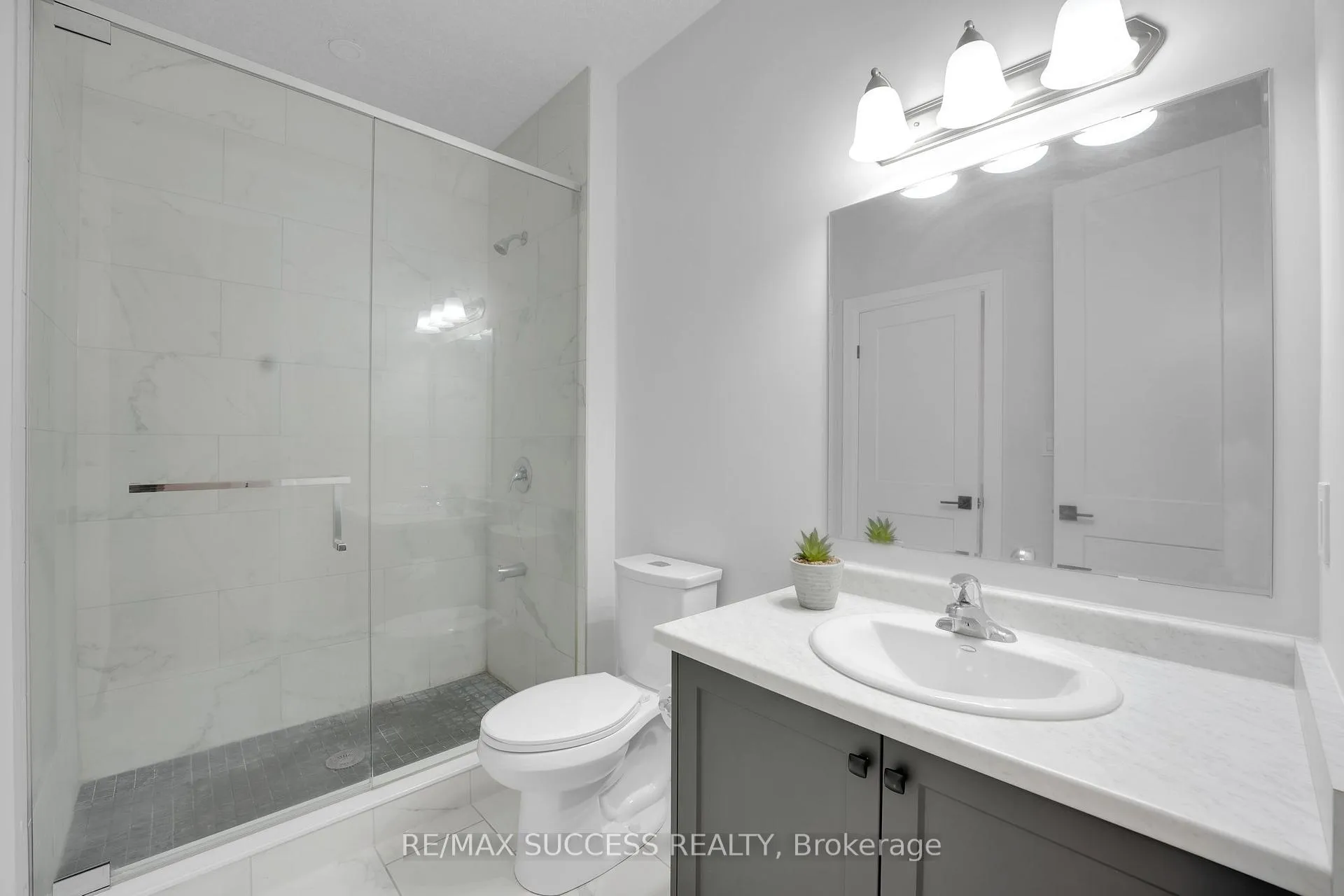 Photo 32 of 554 Bridgemill Crescent E, Kitchener, Grand River South — HOMEH