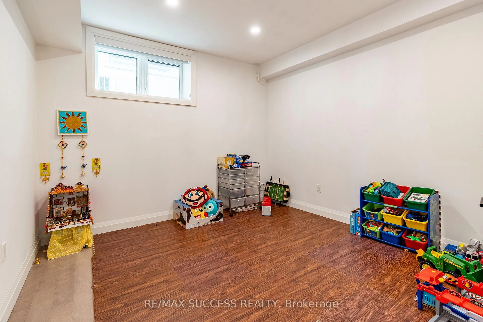 Photo 38 of 554 Bridgemill Crescent E, Kitchener, Grand River South — HOMEH