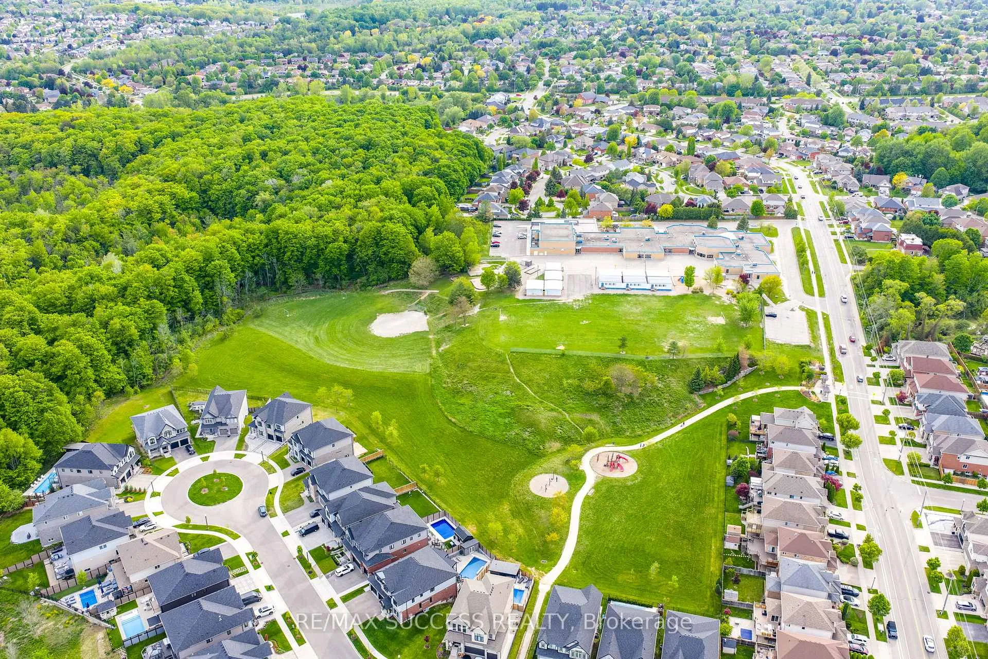 Photo 45 of 554 Bridgemill Crescent E, Kitchener, Grand River South — HOMEH