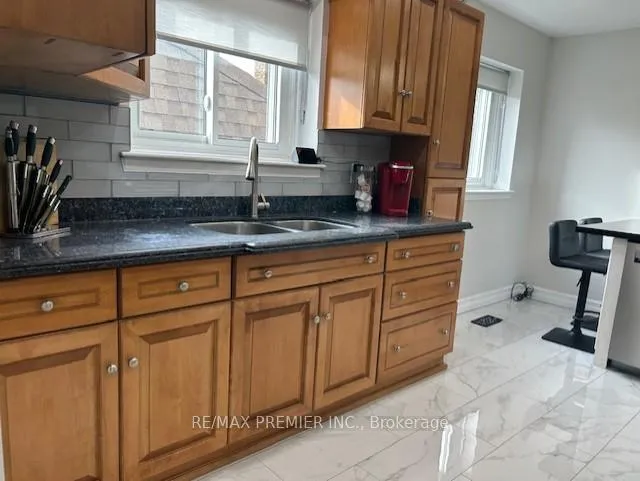 Photo 3 of 235 Louis Drive, Mississauga, Cooksville — HOMEH