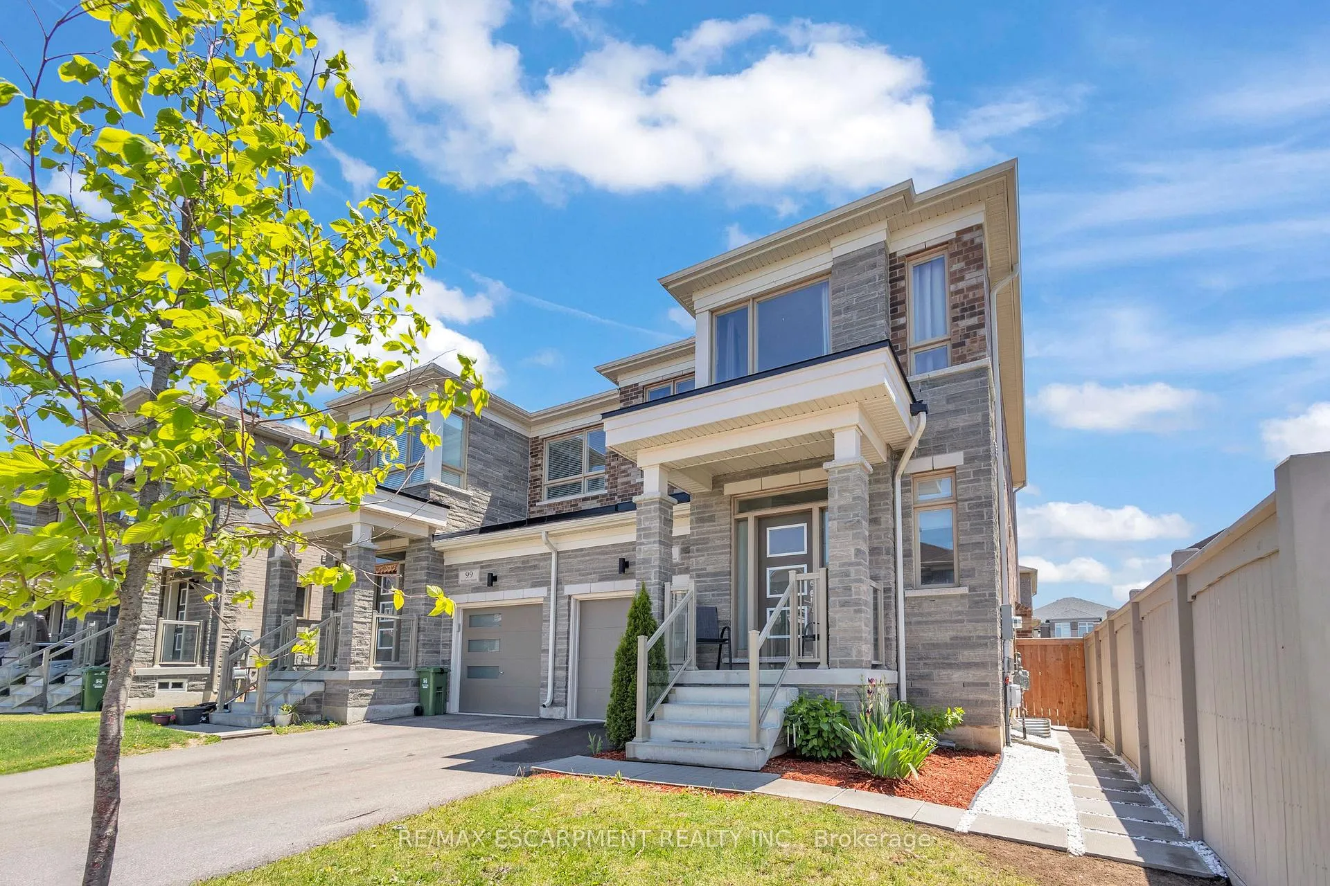 Photo 3 of 101 Westfield Crescent, Hamilton, Waterdown — HOMEH