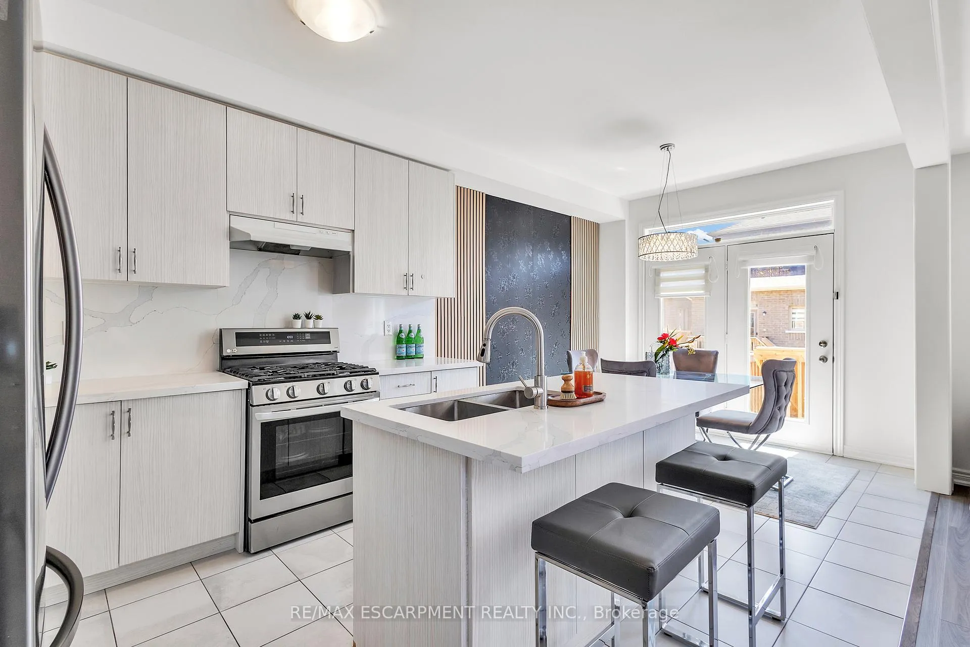 Photo 19 of 101 Westfield Crescent, Hamilton, Waterdown — HOMEH