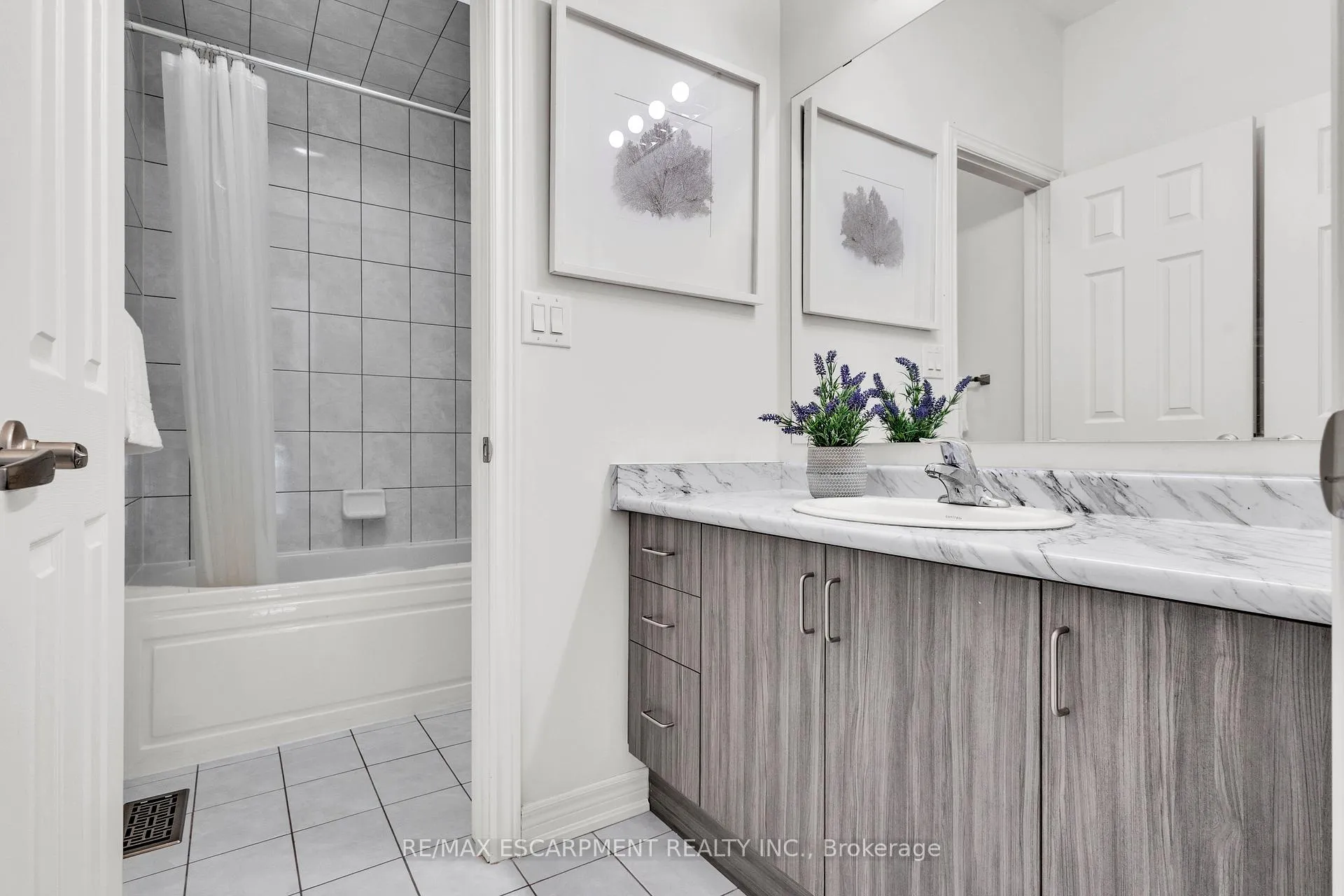 Photo 32 of 101 Westfield Crescent, Hamilton, Waterdown — HOMEH