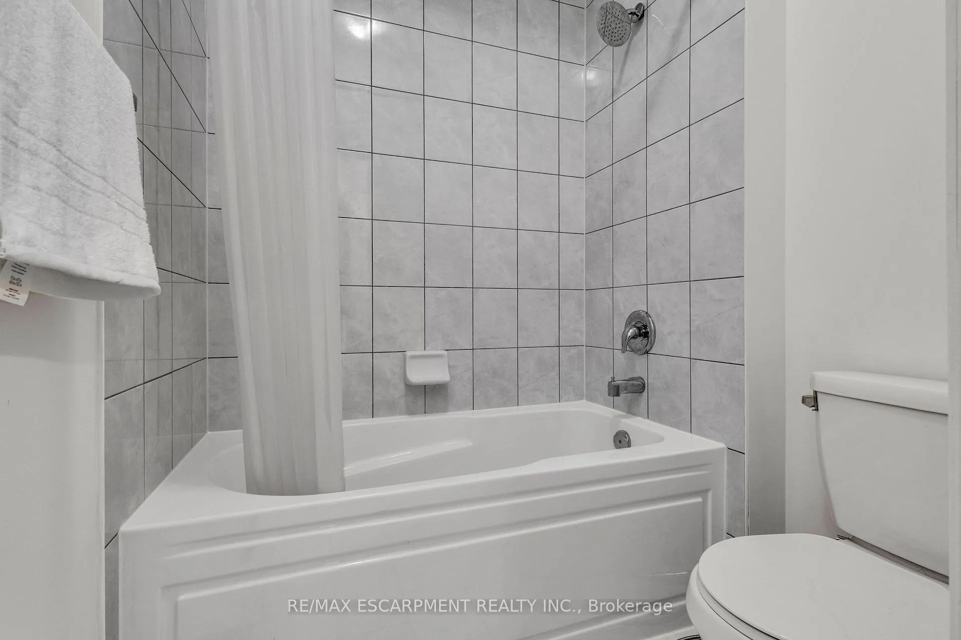Photo 33 of 101 Westfield Crescent, Hamilton, Waterdown — HOMEH