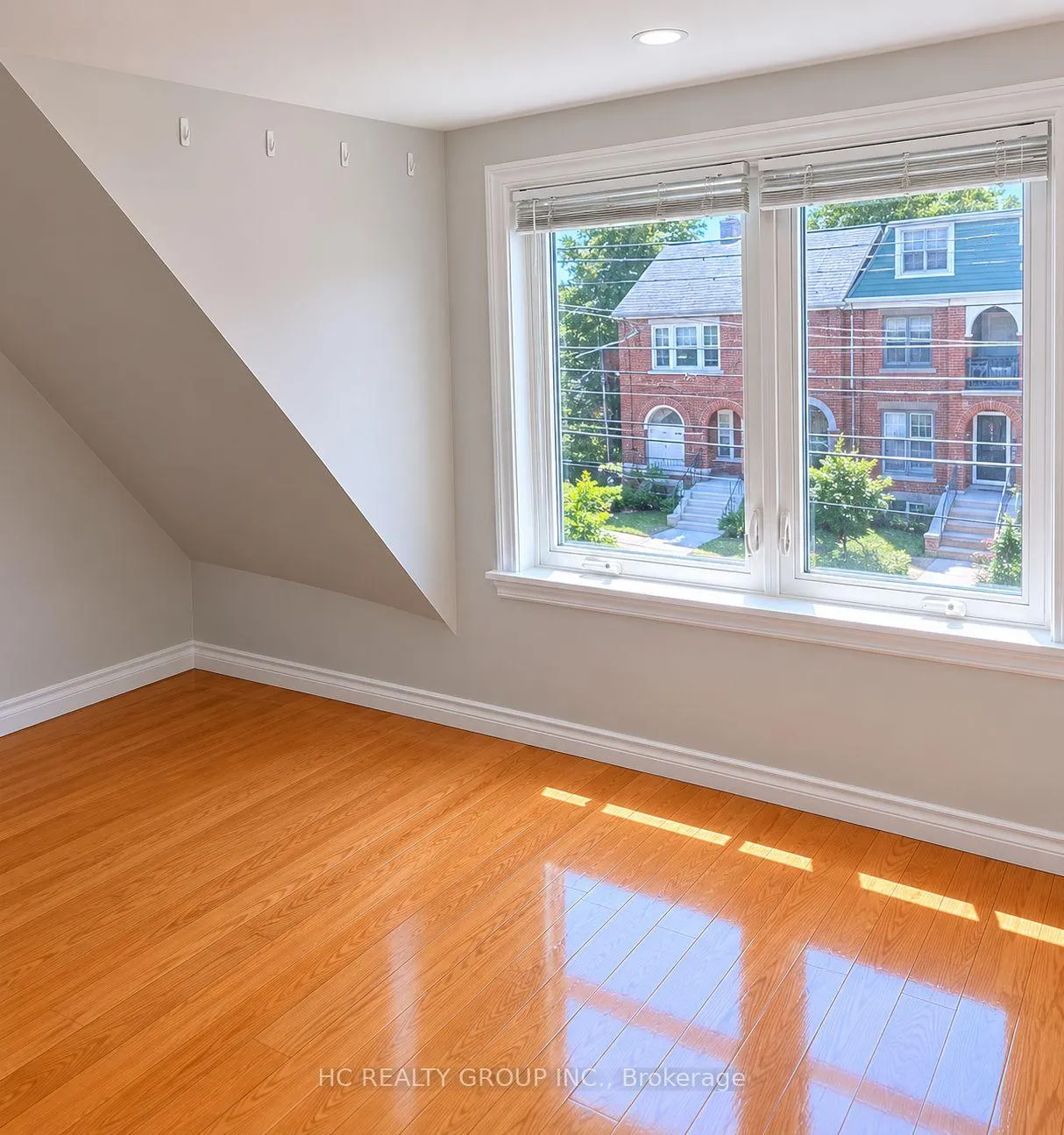 Photo 2 of Unit 3rd Floor, 653 Bathurst Street, Toronto, University — HOMEH