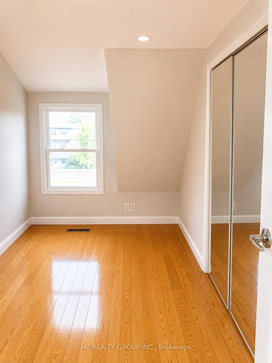 Photo 3 of Unit 3rd Floor, 653 Bathurst Street, Toronto, University — HOMEH