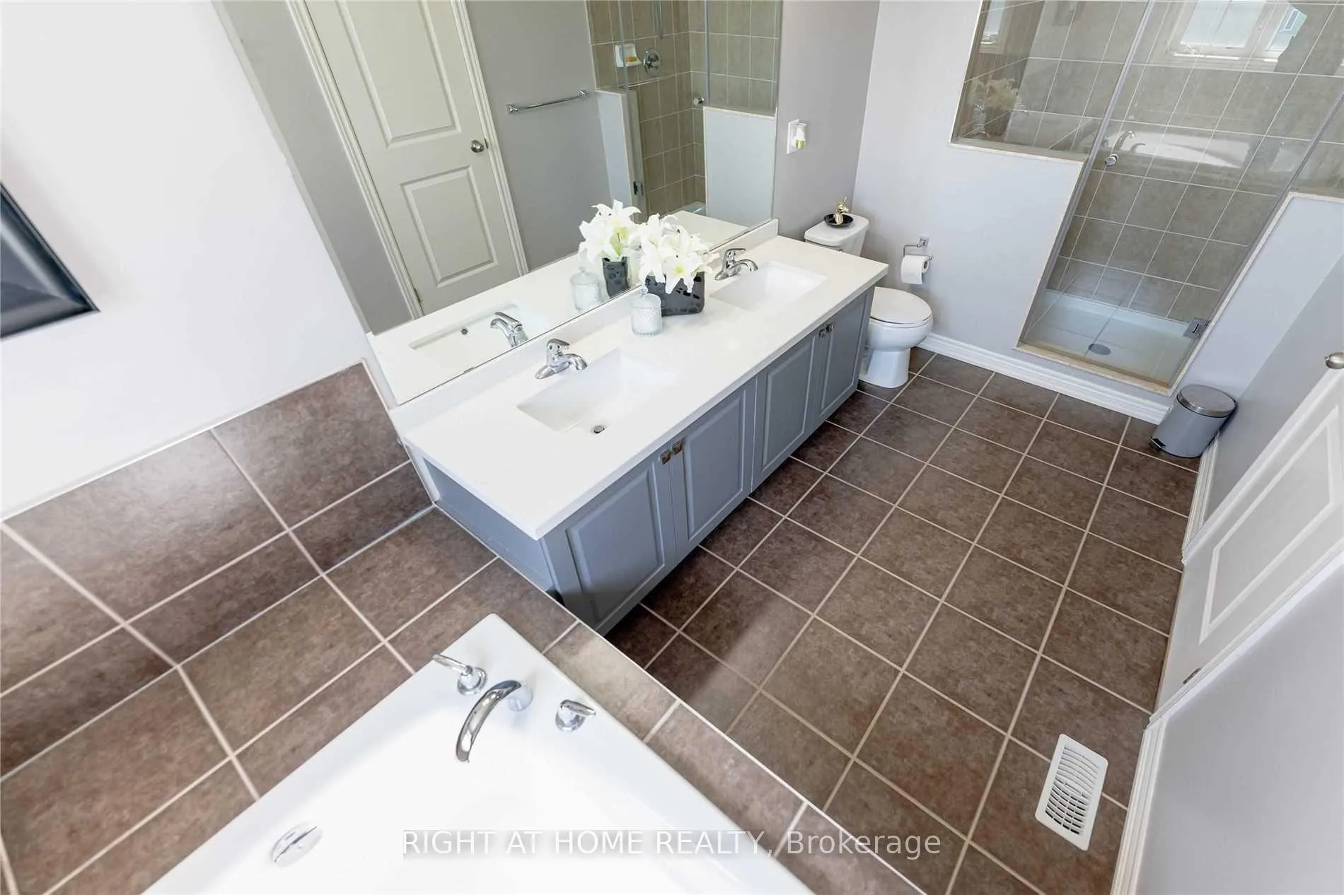 Photo 10 of 41 Dufay Road, Brampton, Northwest Brampton — HOMEH