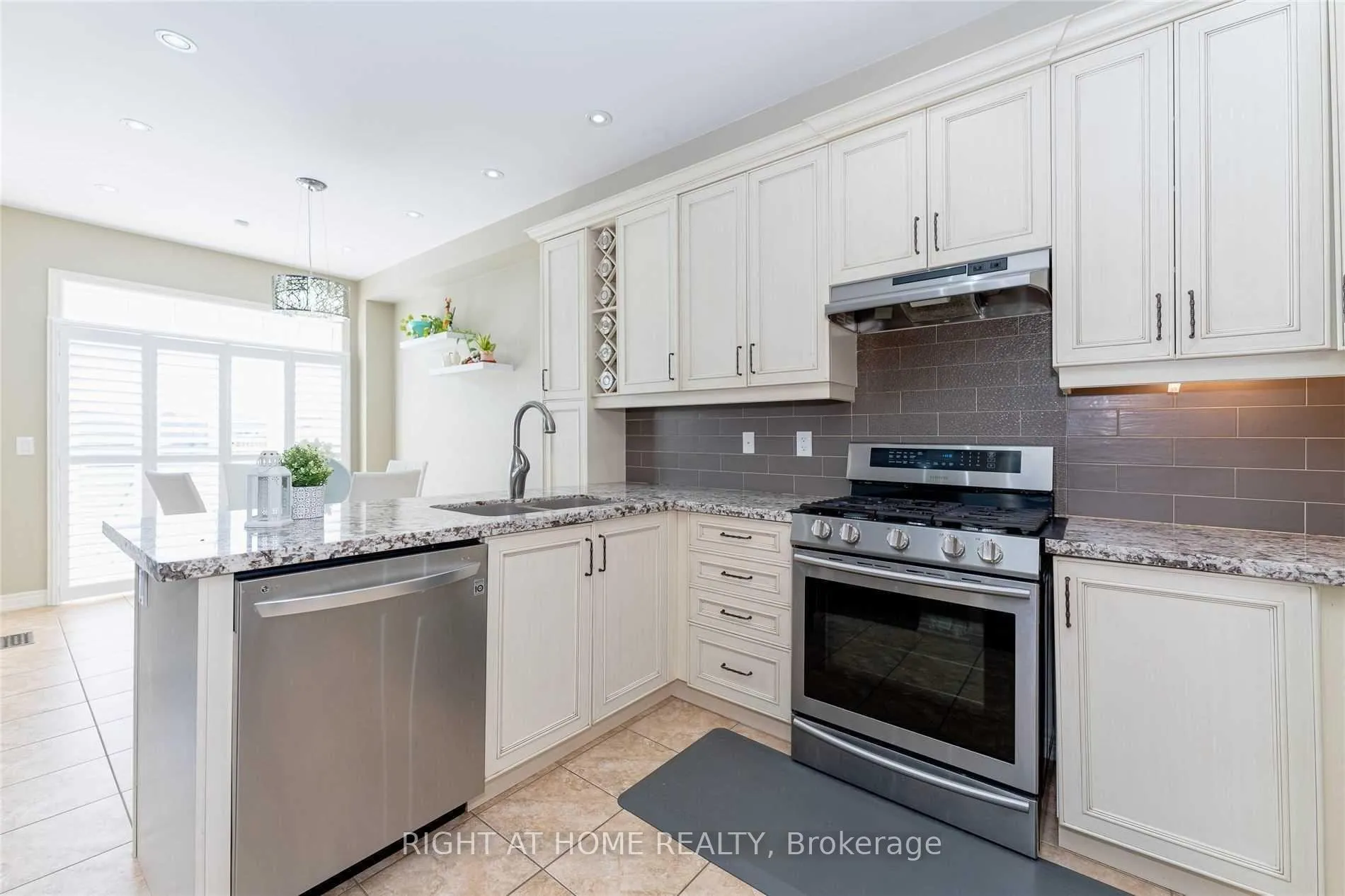 Photo 20 of 41 Dufay Road, Brampton, Northwest Brampton — HOMEH