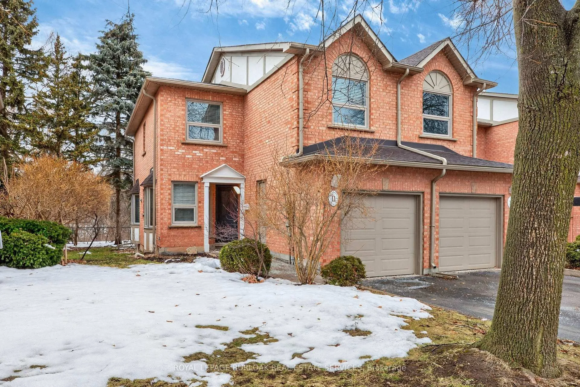 Photo 2 of Unit 11, 2065 Sixth Line, Oakville, River Oaks — HOMEH