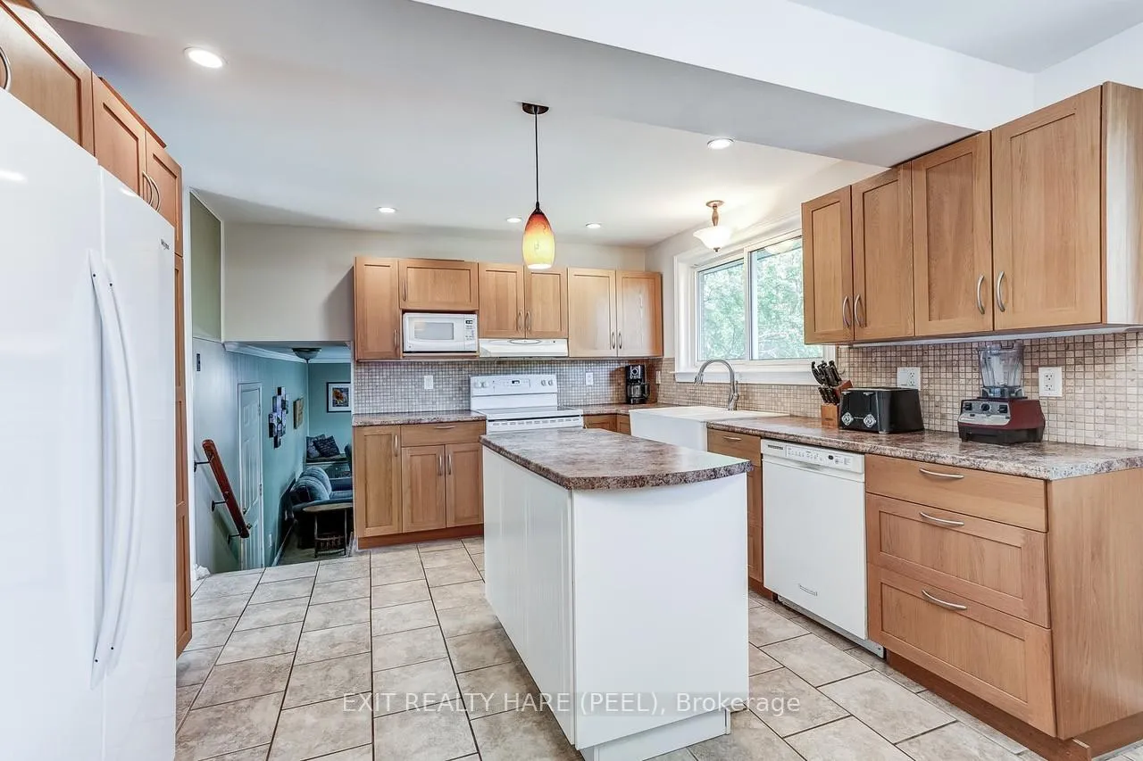 Photo 12 of 10 Duncannon Crescent, Brampton, Southgate — HOMEH