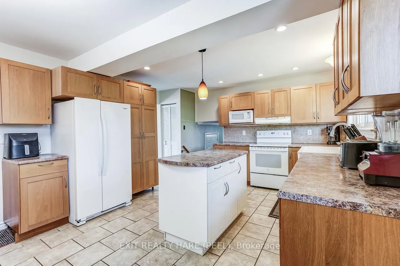 Photo 13 of 10 Duncannon Crescent, Brampton, Southgate — HOMEH