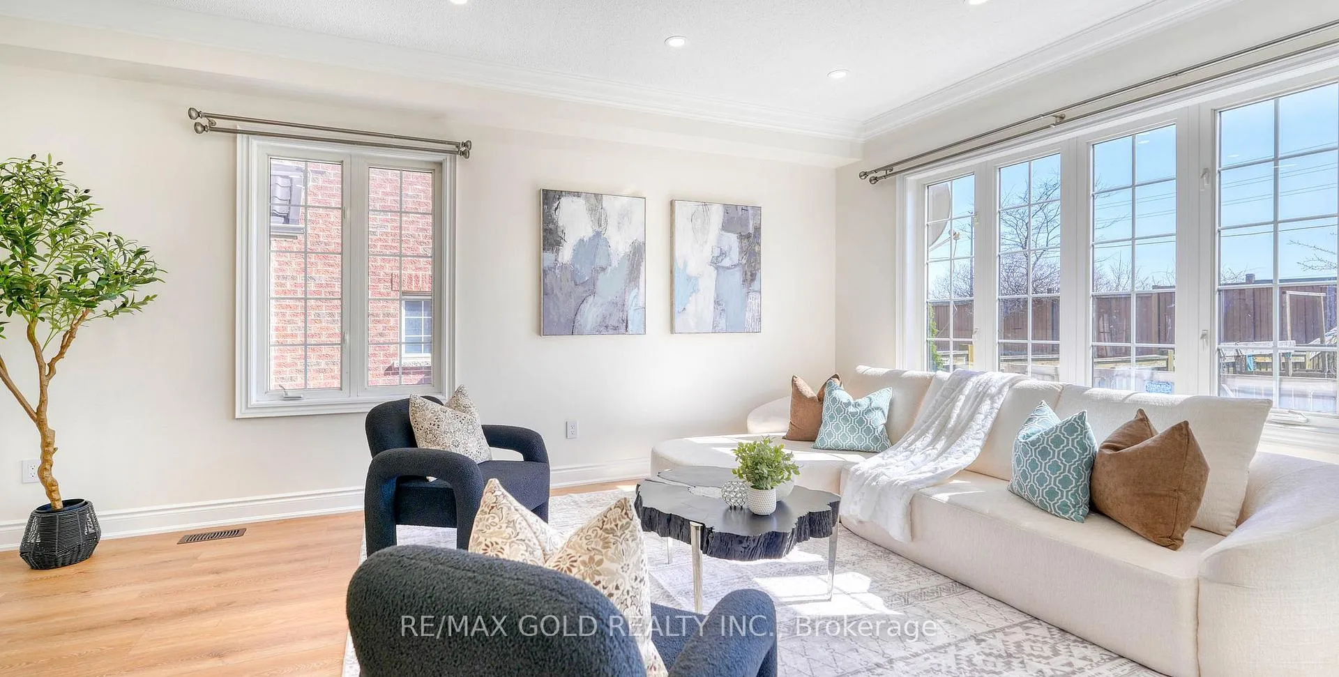 Photo 9 of 28 Prada Court, Brampton, Vales of Castlemore North — HOMEH