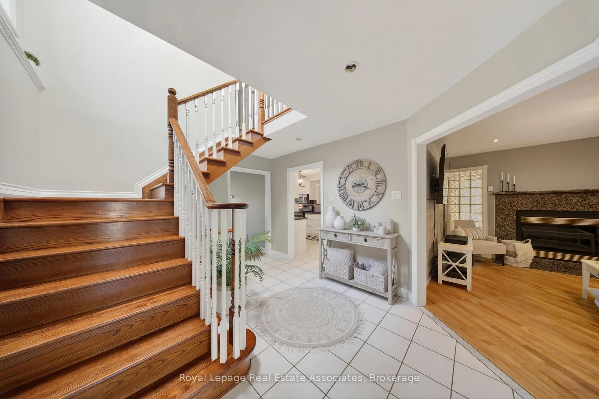 Photo 4 of 48 Hudson Drive, Brampton, Fletcher's West — HOMEH
