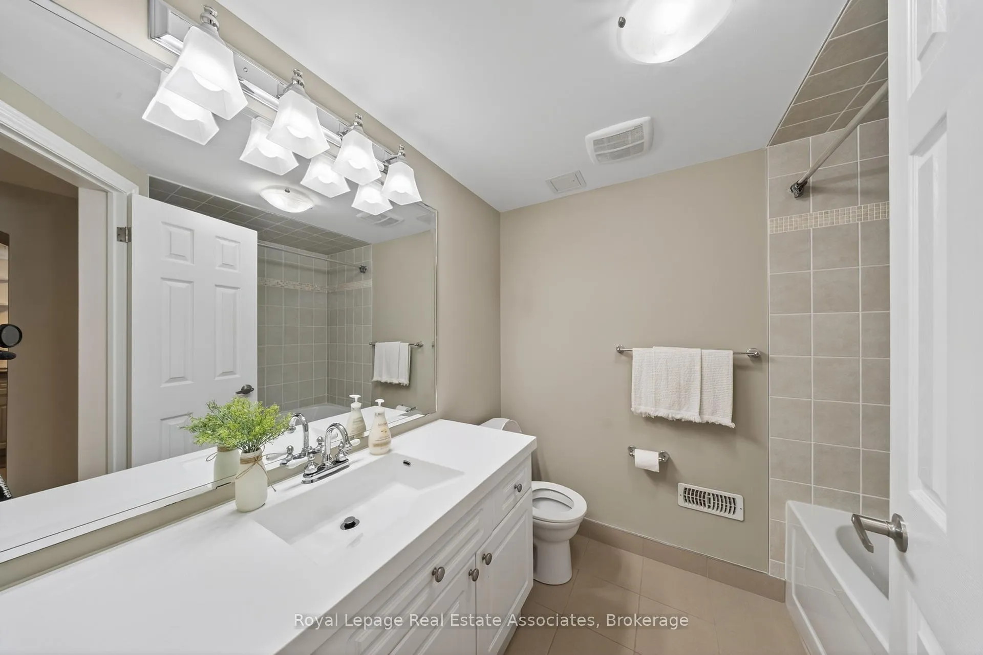 Photo 23 of 48 Hudson Drive, Brampton, Fletcher's West — HOMEH