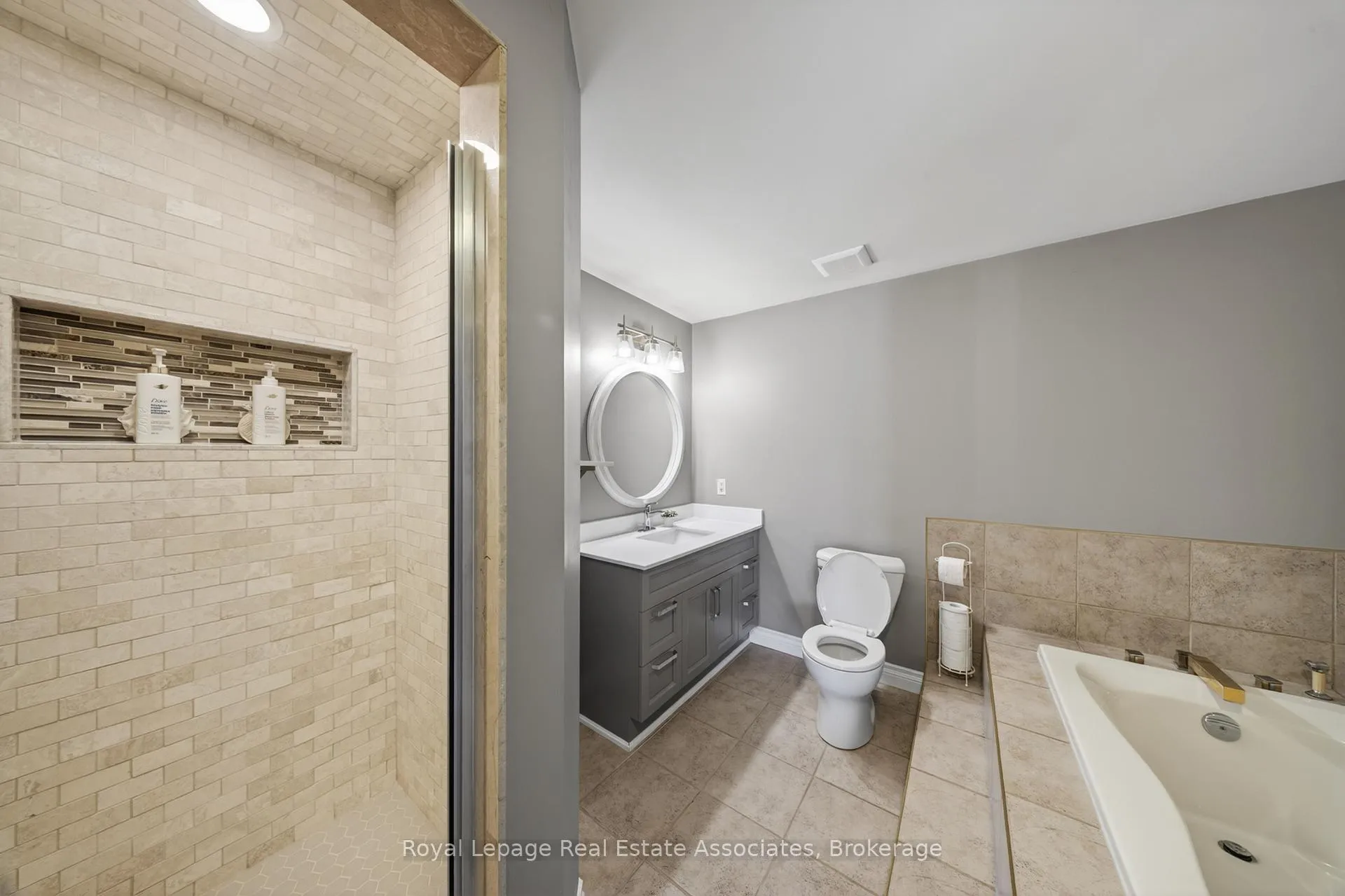 Photo 44 of 48 Hudson Drive, Brampton, Fletcher's West — HOMEH