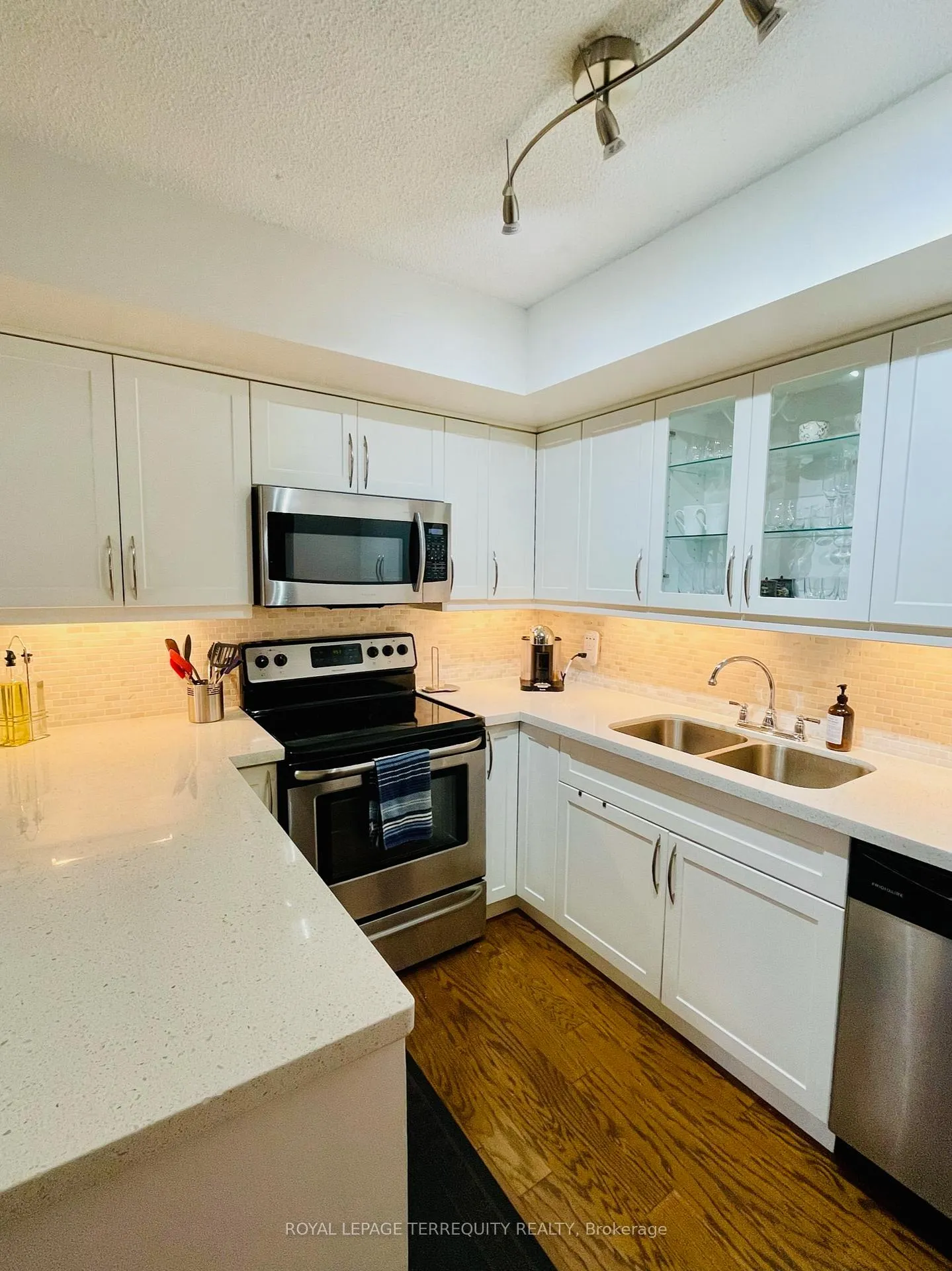 Photo 2 of Unit 1412, 25 The Esplanade, Toronto, Waterfront Communities — HOMEH