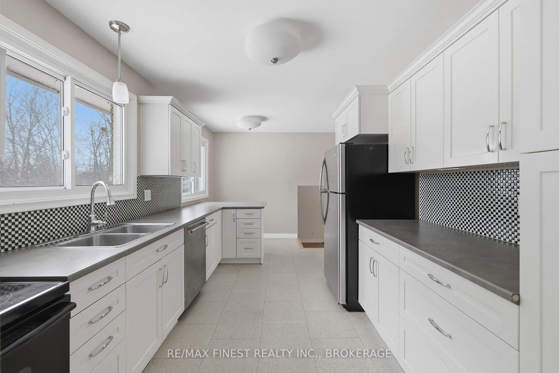 Photo 3 of 337 Avenue Road, Kingston, West of Sir John A. Blvd — HOMEH