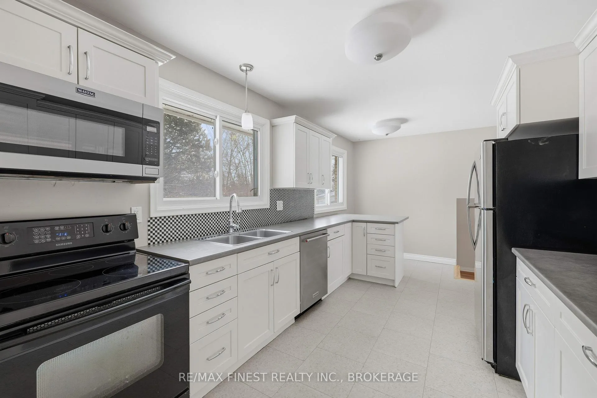 Photo 4 of 337 Avenue Road, Kingston, West of Sir John A. Blvd — HOMEH