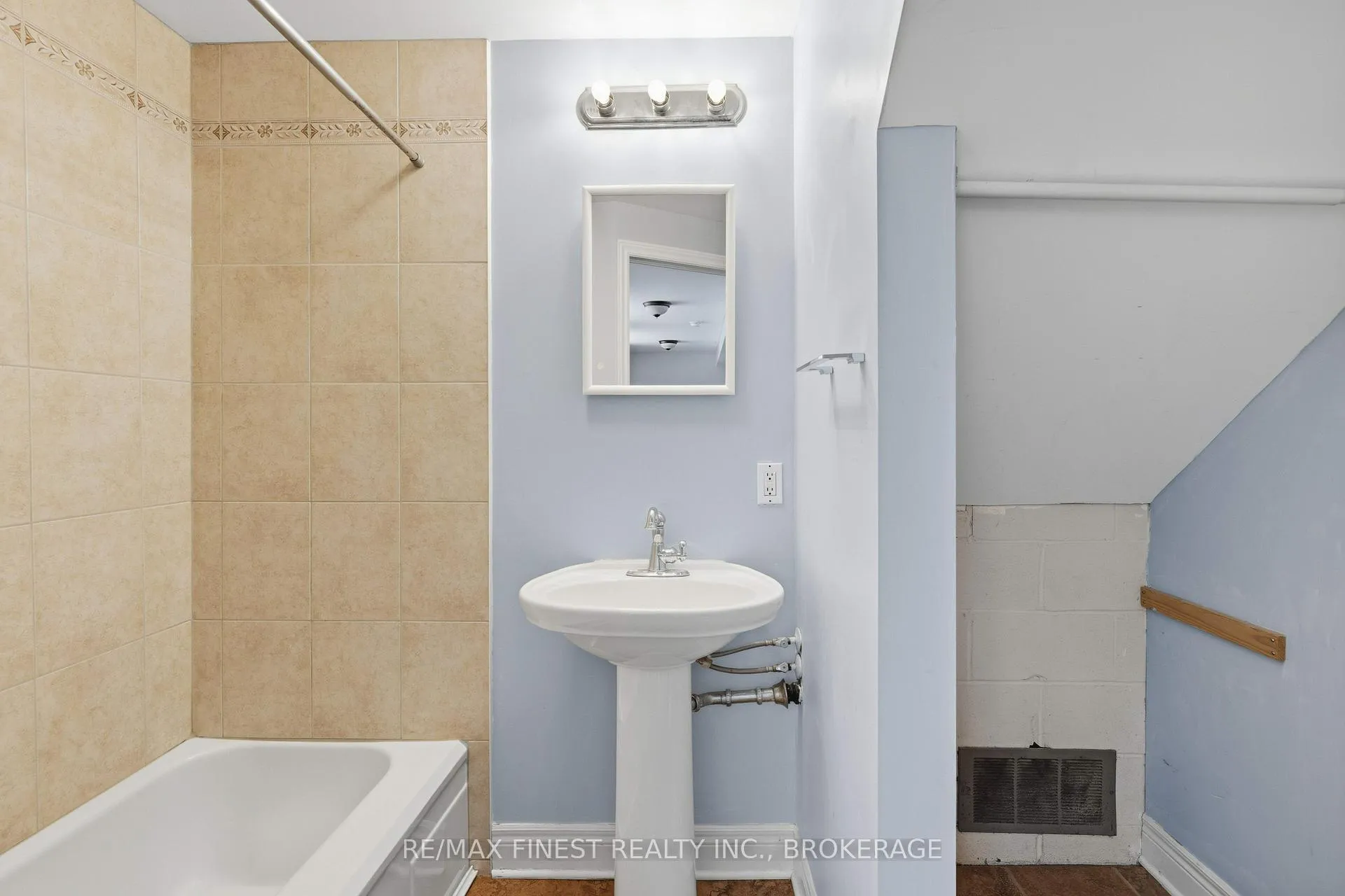 Photo 15 of 337 Avenue Road, Kingston, West of Sir John A. Blvd — HOMEH