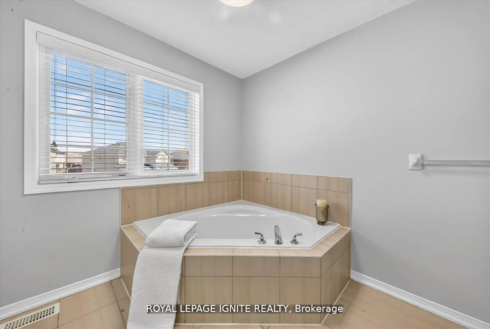 Photo 23 of 1447 Bassingthwaite Court, Innisfil, Alcona — HOMEH