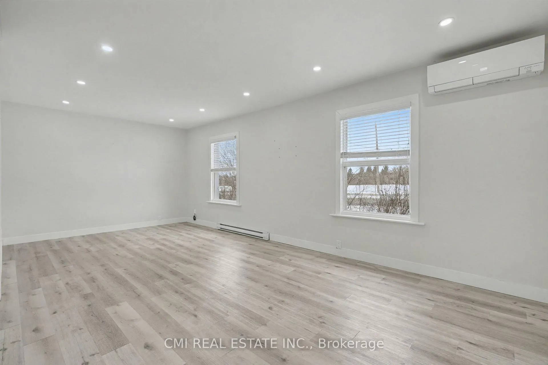 Photo 2 of 2546 Wilson Street, Hamilton, Rural Ancaster — HOMEH