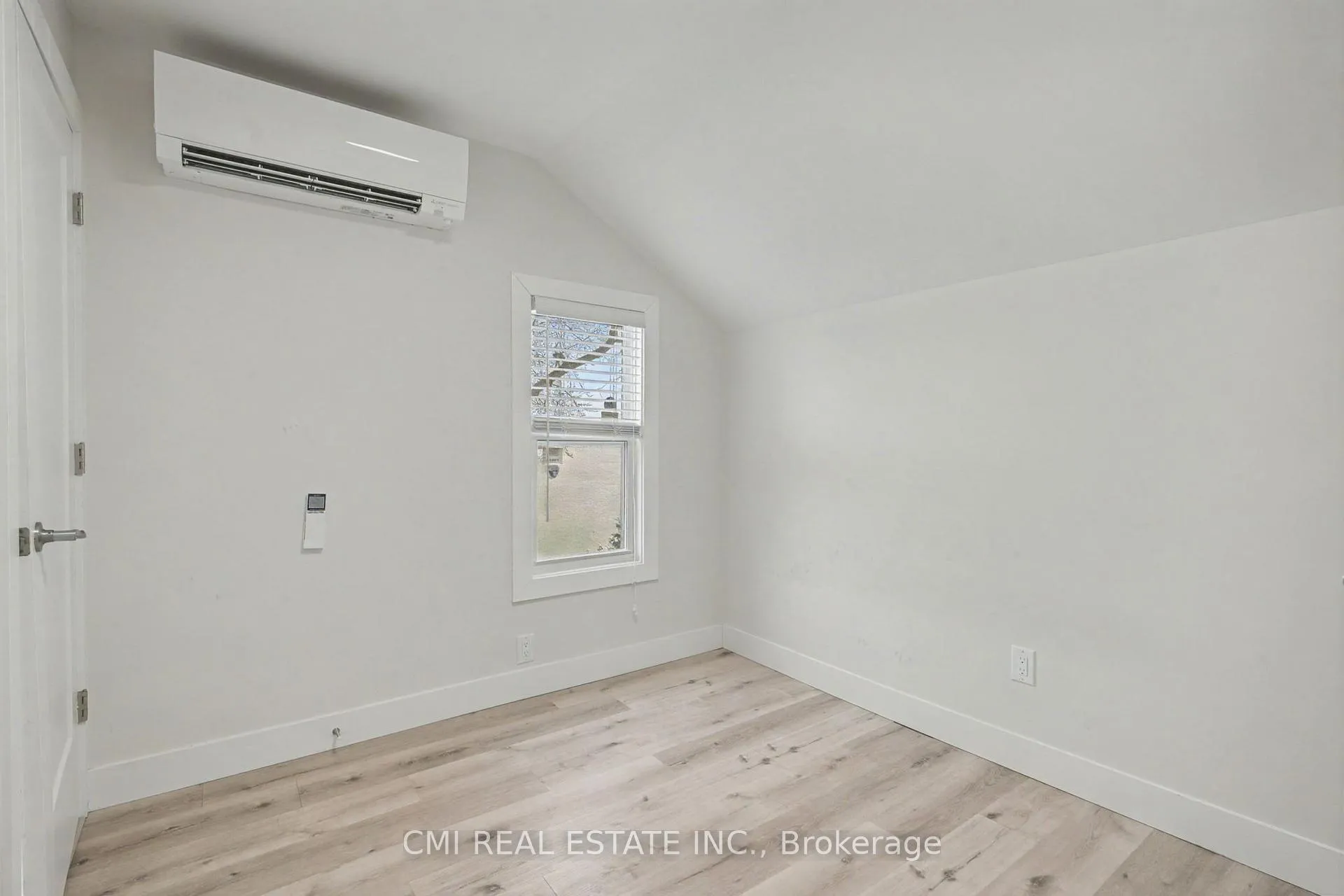 Photo 35 of 2546 Wilson Street, Hamilton, Rural Ancaster — HOMEH