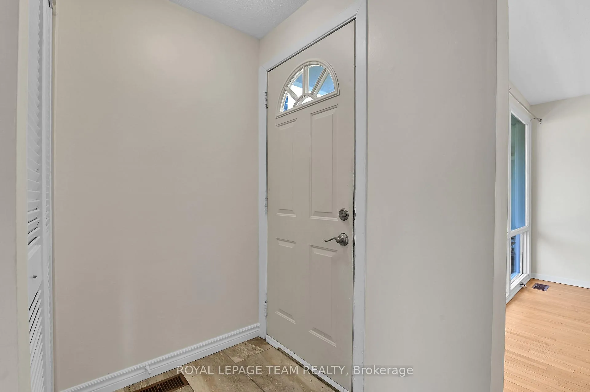 Photo 3 of 114 Chesterton Drive, Ottawa, Borden Farm/Stewart Farm/Carleton Heights/Parkwood Hills — HOMEH