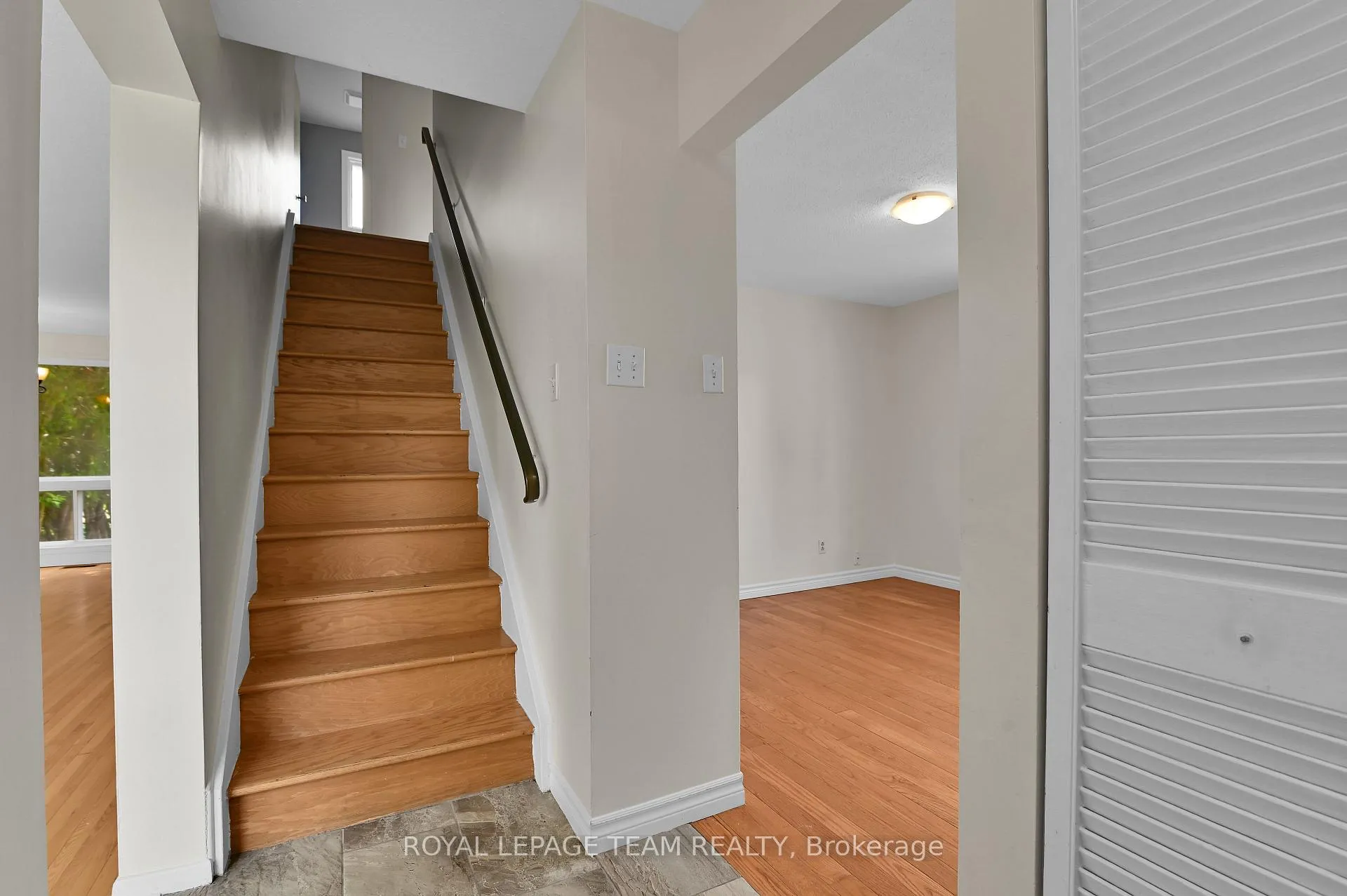 Photo 4 of 114 Chesterton Drive, Ottawa, Borden Farm/Stewart Farm/Carleton Heights/Parkwood Hills — HOMEH