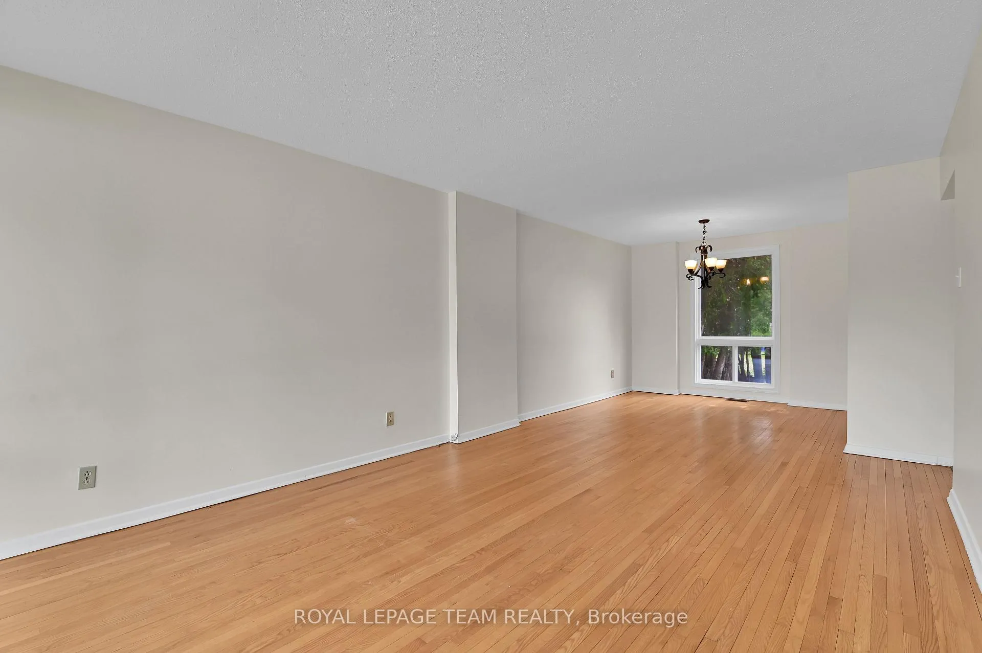 Photo 5 of 114 Chesterton Drive, Ottawa, Borden Farm/Stewart Farm/Carleton Heights/Parkwood Hills — HOMEH