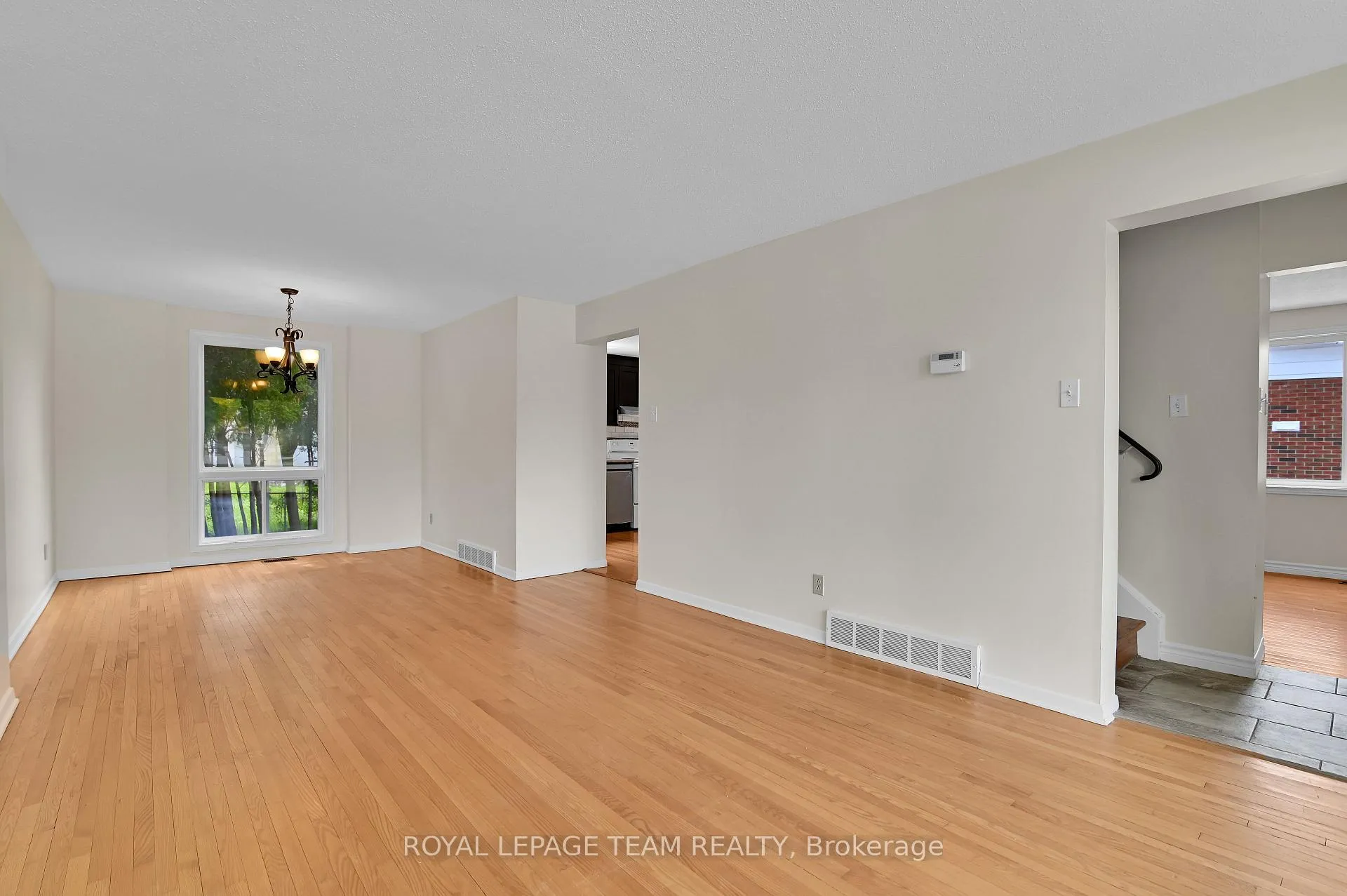 Photo 6 of 114 Chesterton Drive, Ottawa, Borden Farm/Stewart Farm/Carleton Heights/Parkwood Hills — HOMEH
