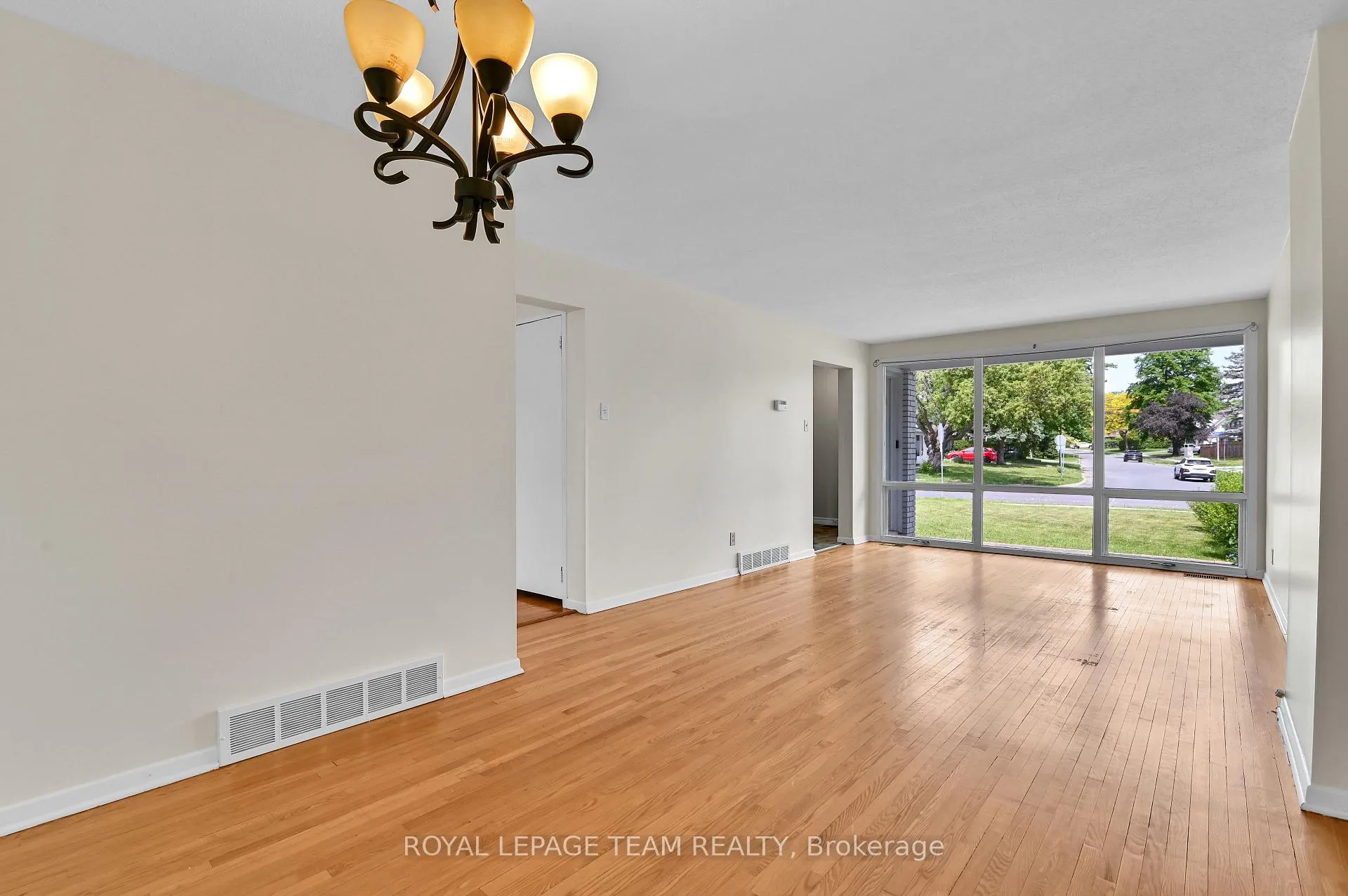 Photo 8 of 114 Chesterton Drive, Ottawa, Borden Farm/Stewart Farm/Carleton Heights/Parkwood Hills — HOMEH