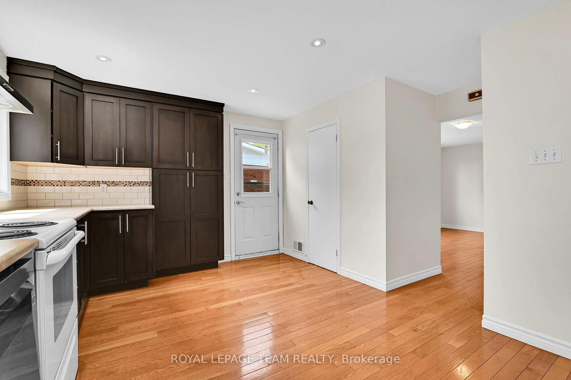 Photo 10 of 114 Chesterton Drive, Ottawa, Borden Farm/Stewart Farm/Carleton Heights/Parkwood Hills — HOMEH