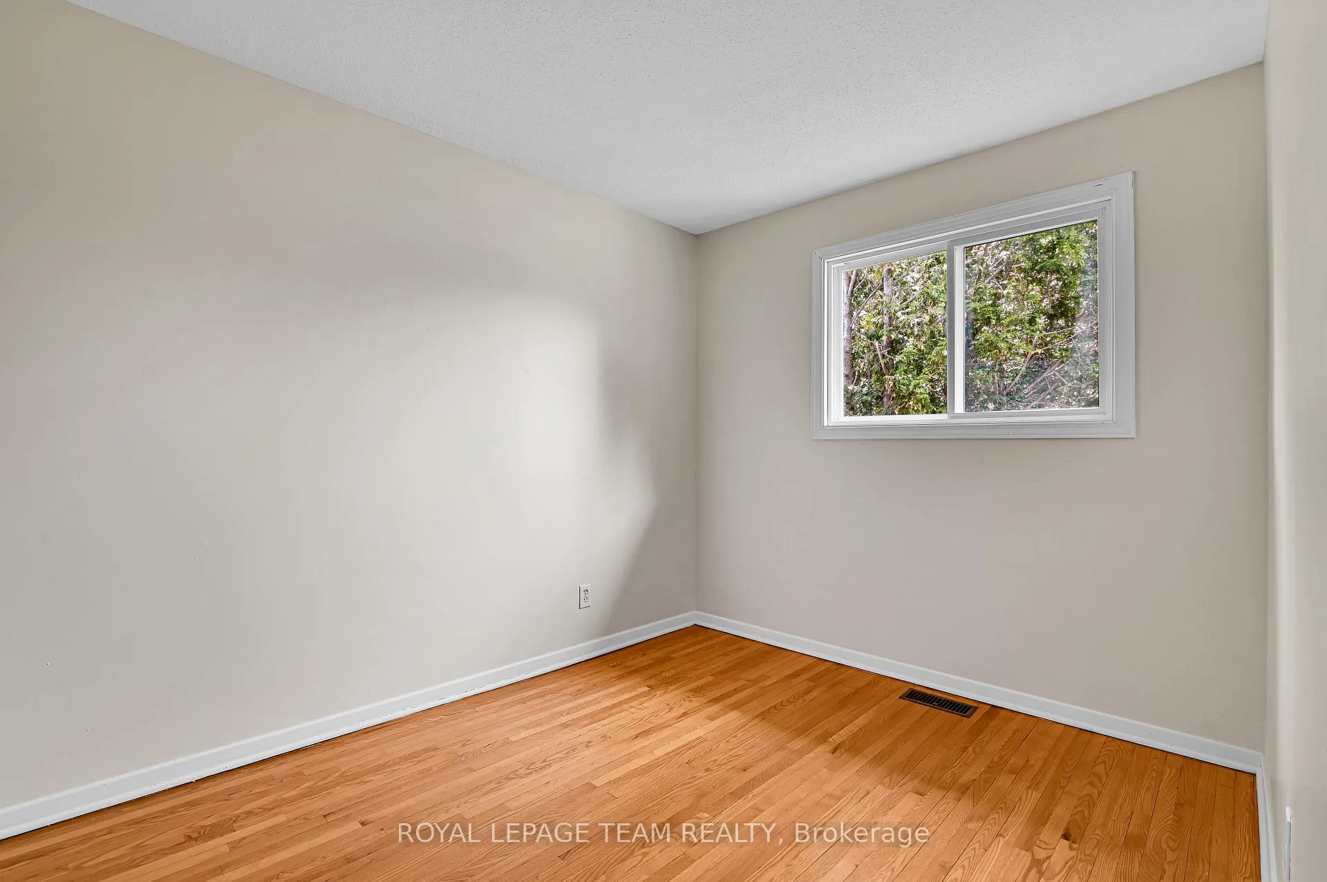 Photo 25 of 114 Chesterton Drive, Ottawa, Borden Farm/Stewart Farm/Carleton Heights/Parkwood Hills — HOMEH