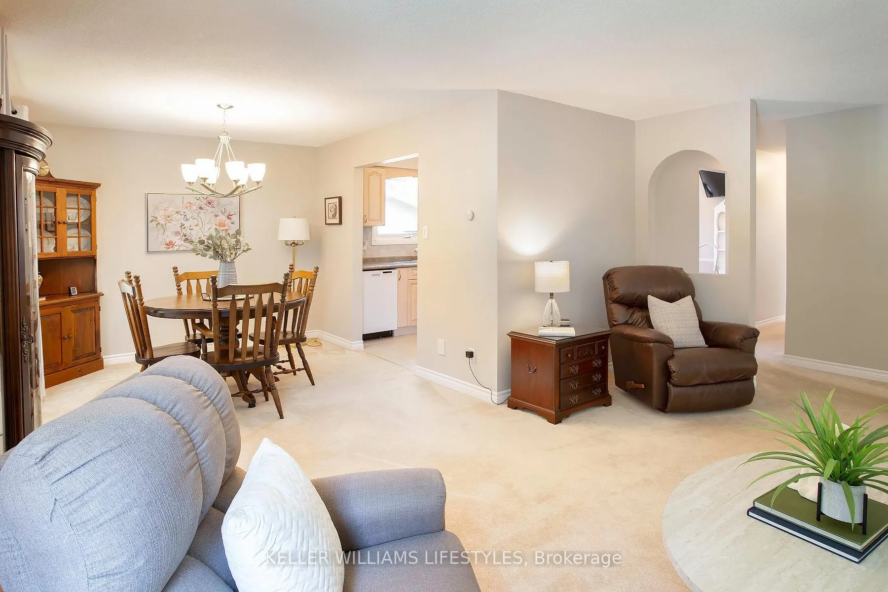 Photo 7 of 128 Clarendon Crescent, London, South P — HOMEH