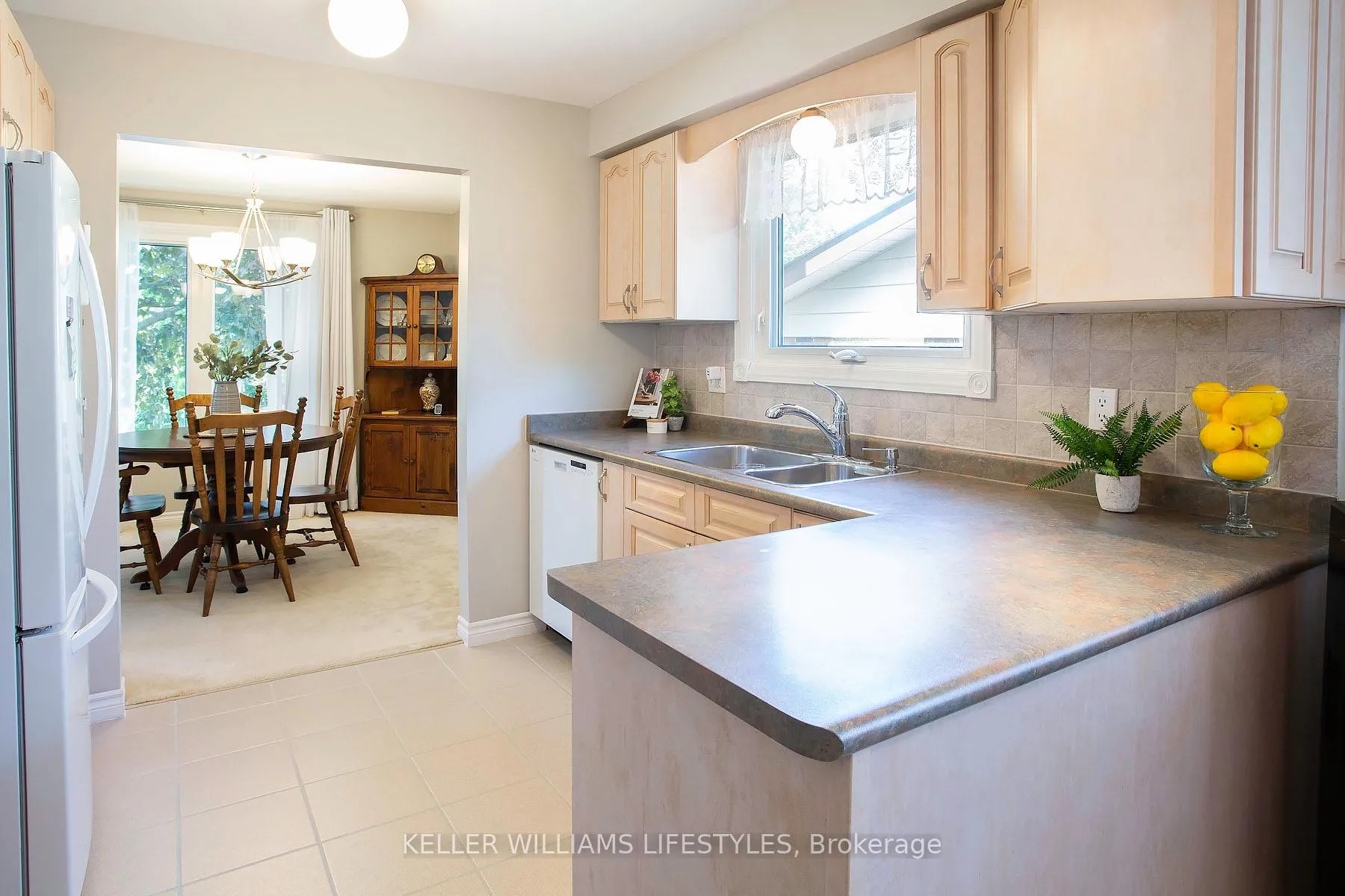 Photo 9 of 128 Clarendon Crescent, London, South P — HOMEH